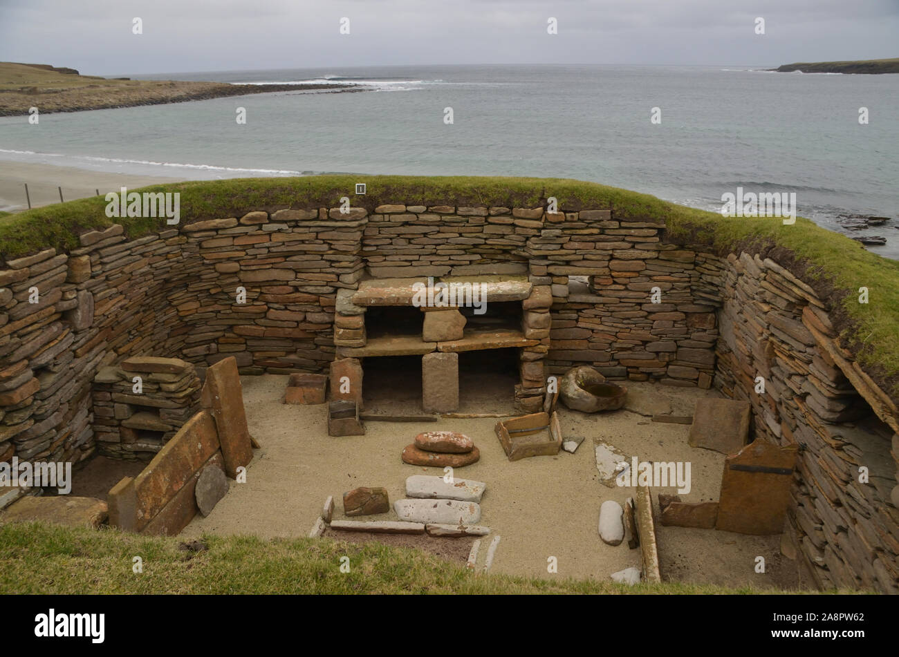 La famosa pietra preistorici età dresser entro uno dei 5000 anni di vecchie case di villaggio neolitico di Skara Brae, isole Orcadi, Gran Bretagna Foto Stock