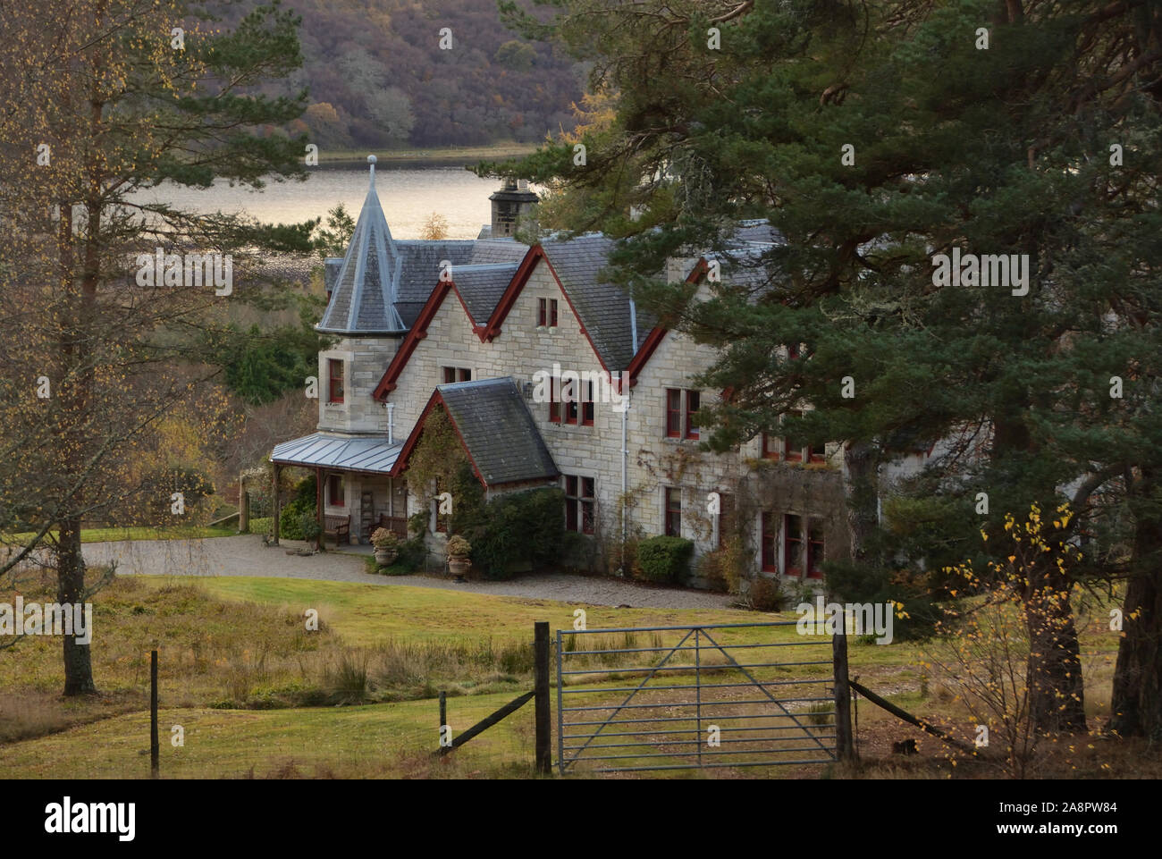 Gordonbush Lodge con il Loch Brora dietro, nella parrocchia di Clyne, contea di Sutherland, Highlands scozzesi, REGNO UNITO Foto Stock