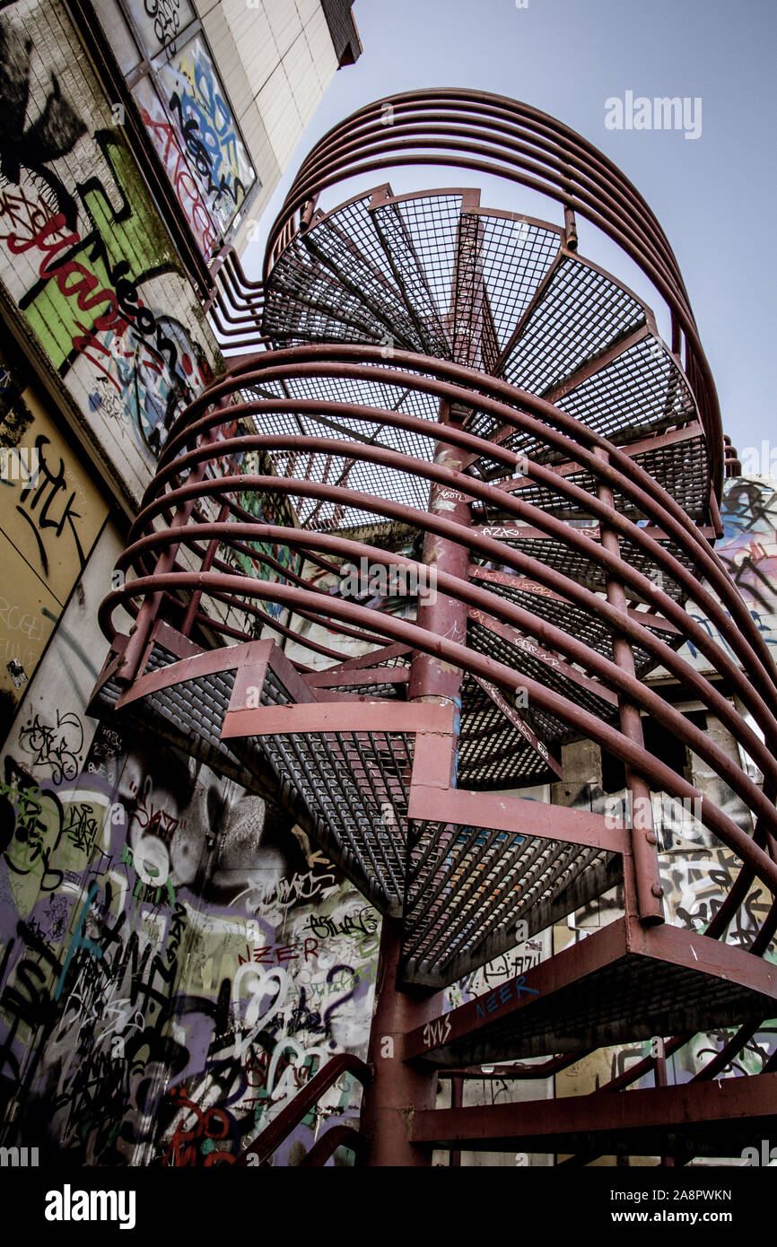 Facendo una passeggiata attraverso la mitica degli anni settanta Ihmezentrum edificio nel novembre 2019. Le scalinate del Ihmezentrum Foto Stock