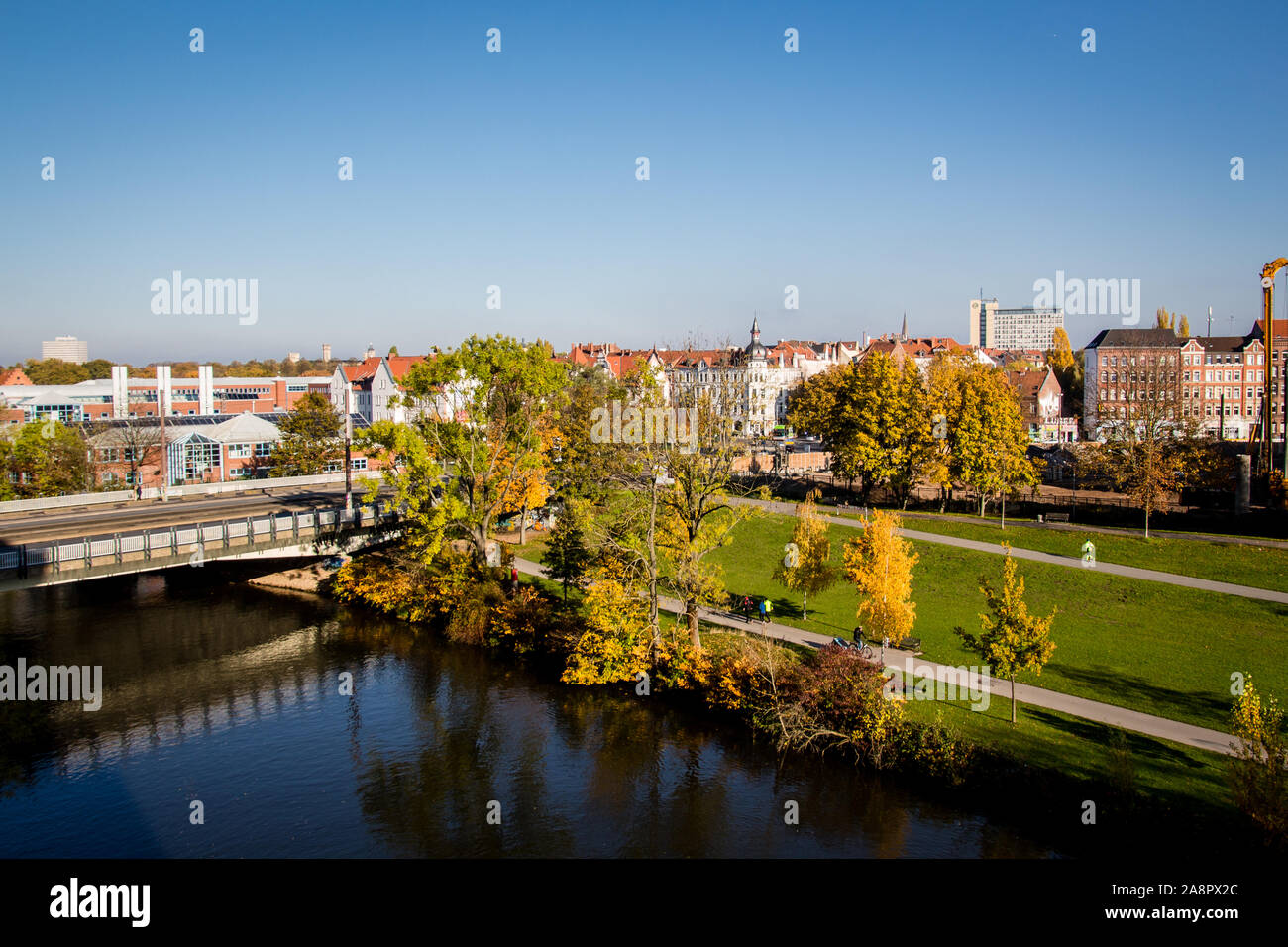 Facendo una passeggiata attraverso la mitica degli anni settanta Ihmezentrum edificio nel novembre 2019. Uno sguardo verso il Ihme e il nord di Hannover dall'edificio. Foto Stock