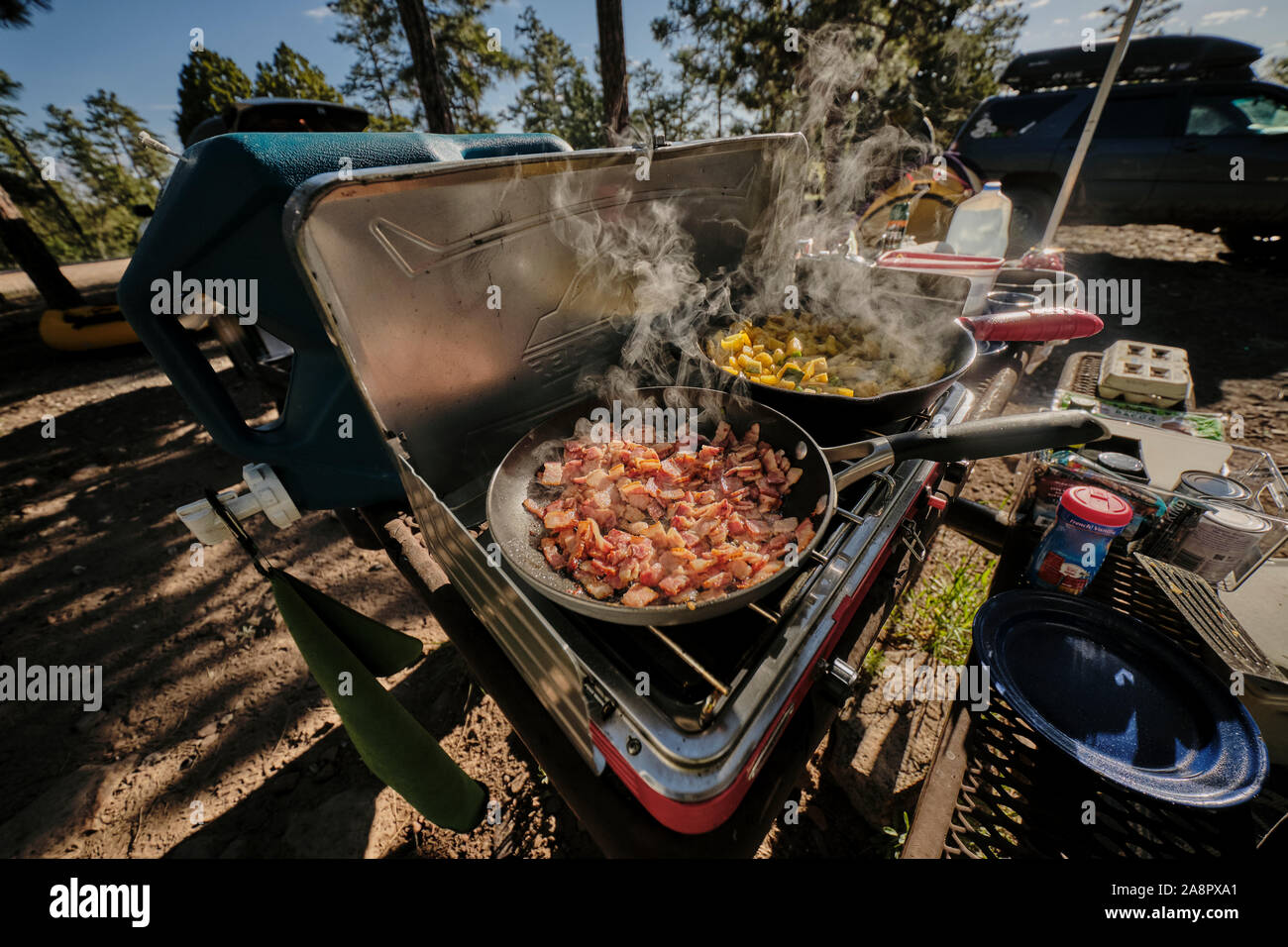 Uova e pancetta al mattino, Mogollon rim camp Prima colazione in Arizona. Foto Stock