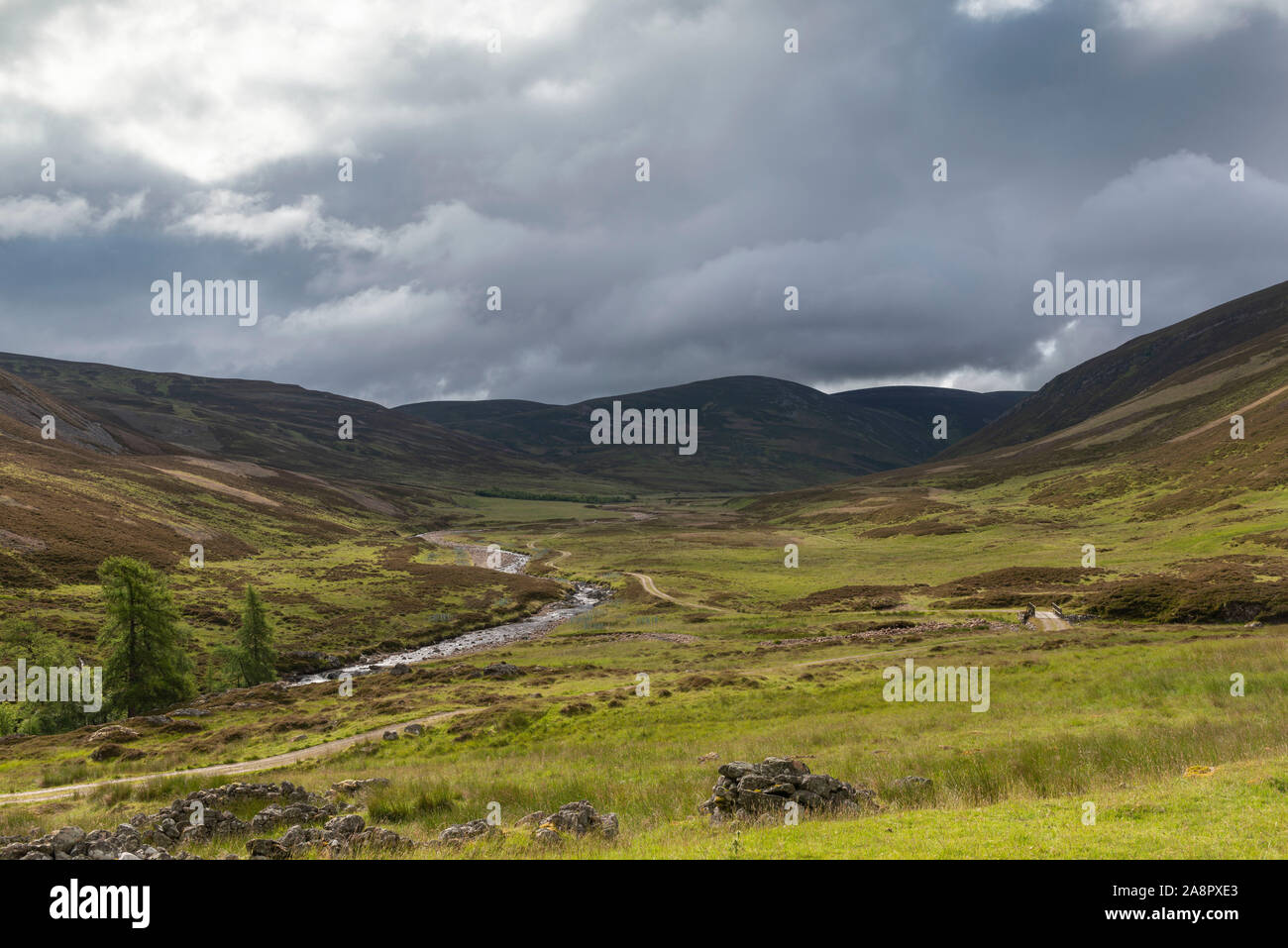 Una vista fino a Glen Ey nelle Highlands scozzesi dalle rovine di un insediamento abbandonato a Auchelie mostrante la Ey bruciano e la via oltre il Moro Foto Stock