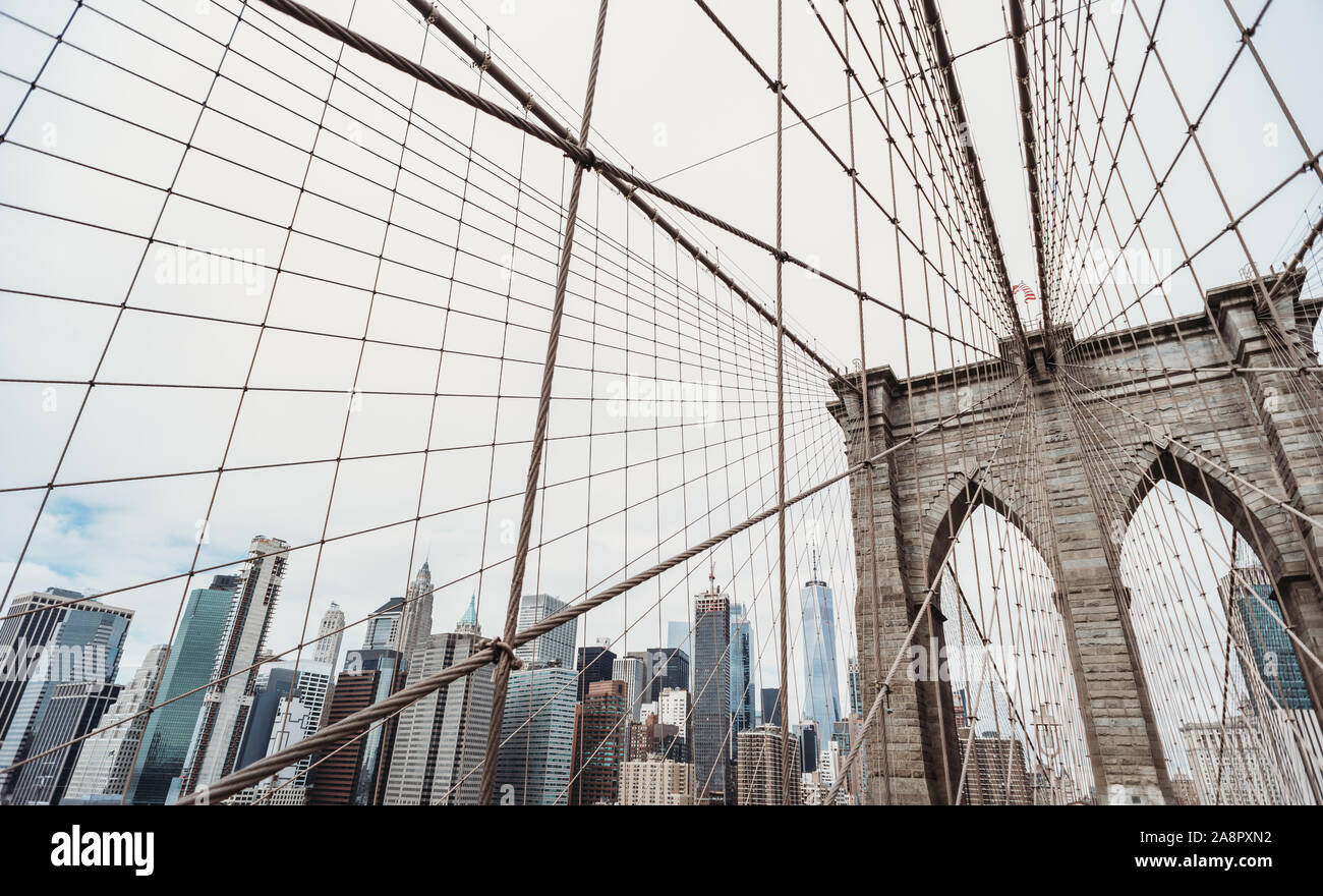 Bassa angolazione del Ponte di Brooklyn a New York City, Stati Uniti. Foto Stock