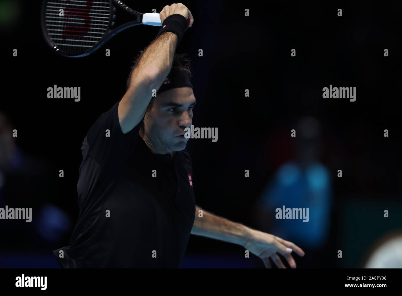 Arena. Londra, Regno Unito. Decimo Nov, 2019. Nitto tennis ATP Finals; Roger Federer (Svizzera) con un ritorno diretti a Dominic Thiem (Austria) - Editoriale usare carte di credito: Azione Plus sport/Alamy Live News Foto Stock