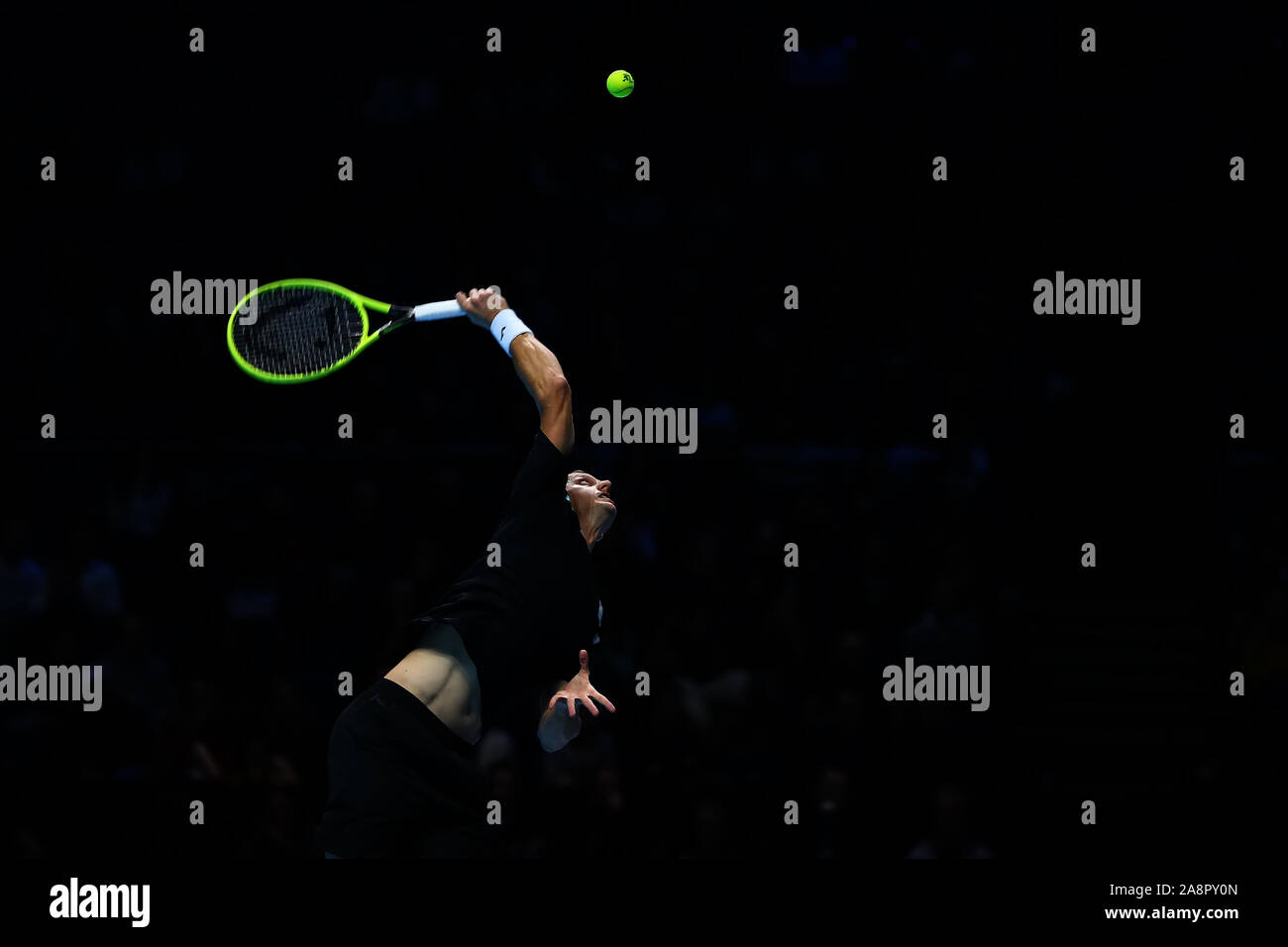 Arena. Londra, Regno Unito. Decimo Nov, 2019. Nitto tennis ATP Finals; Filip Polasek (SLO) serve nel suo raddoppia match - uso editoriale Credito: Azione Sport Plus/Alamy Live News Foto Stock