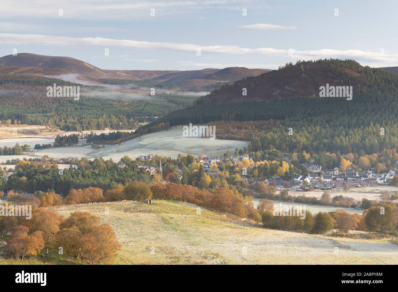 Una vista da Morrone del villaggio di Braemar in Il Cairngorms National Park in una mattinata Frosty in autunno Foto Stock