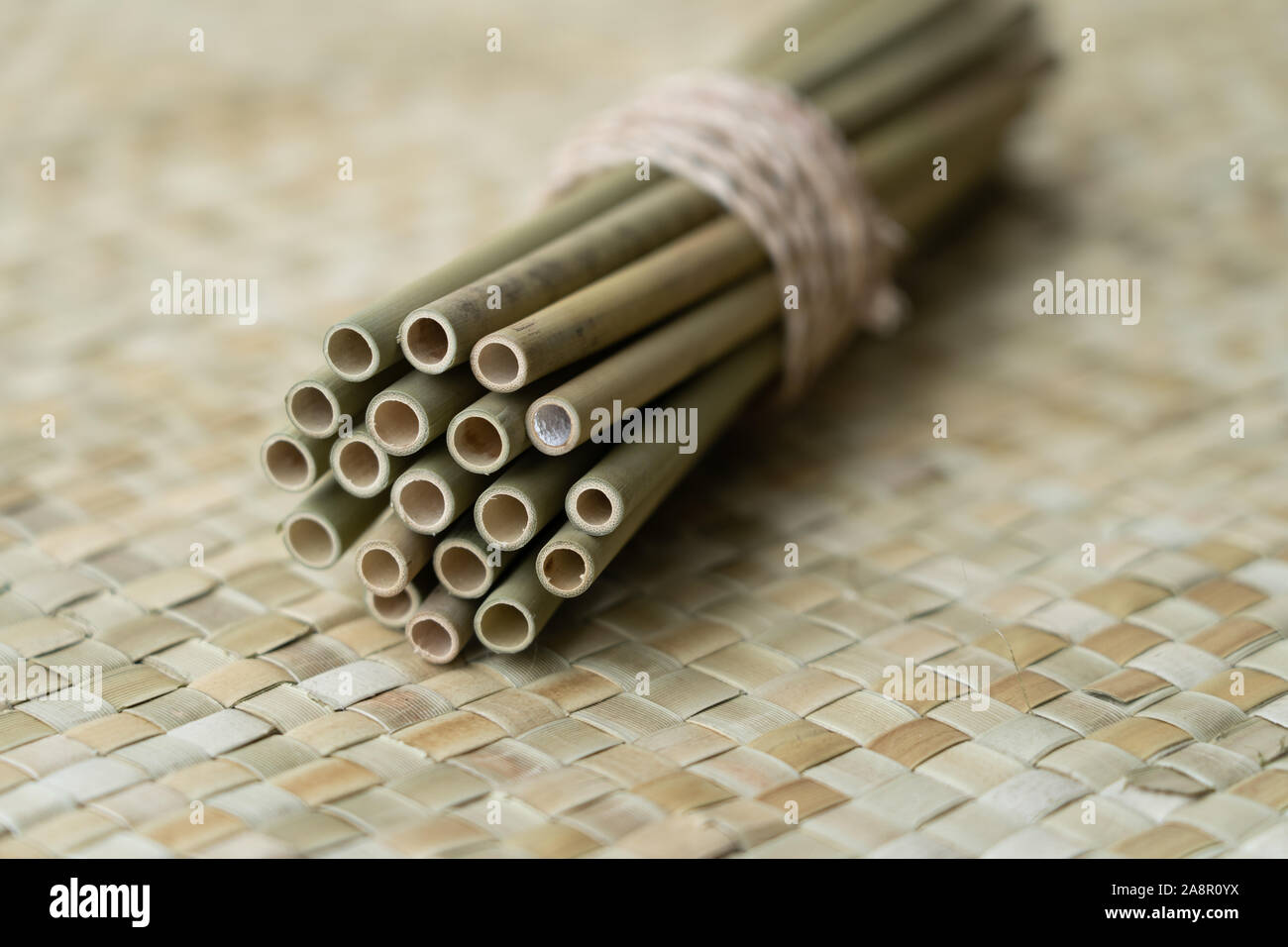 Un lotto di bambù riutilizzabili cannucce.mette in evidenza la possibilità di utilizzare prodotti naturali come alternativa alla plastica. Foto Stock