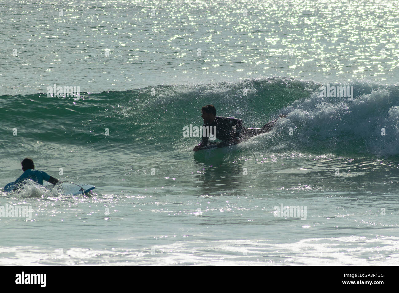 Body boarders a Supertubos - una spiaggia molto popolare tra i surfisti in Peniche Portogallo Foto Stock