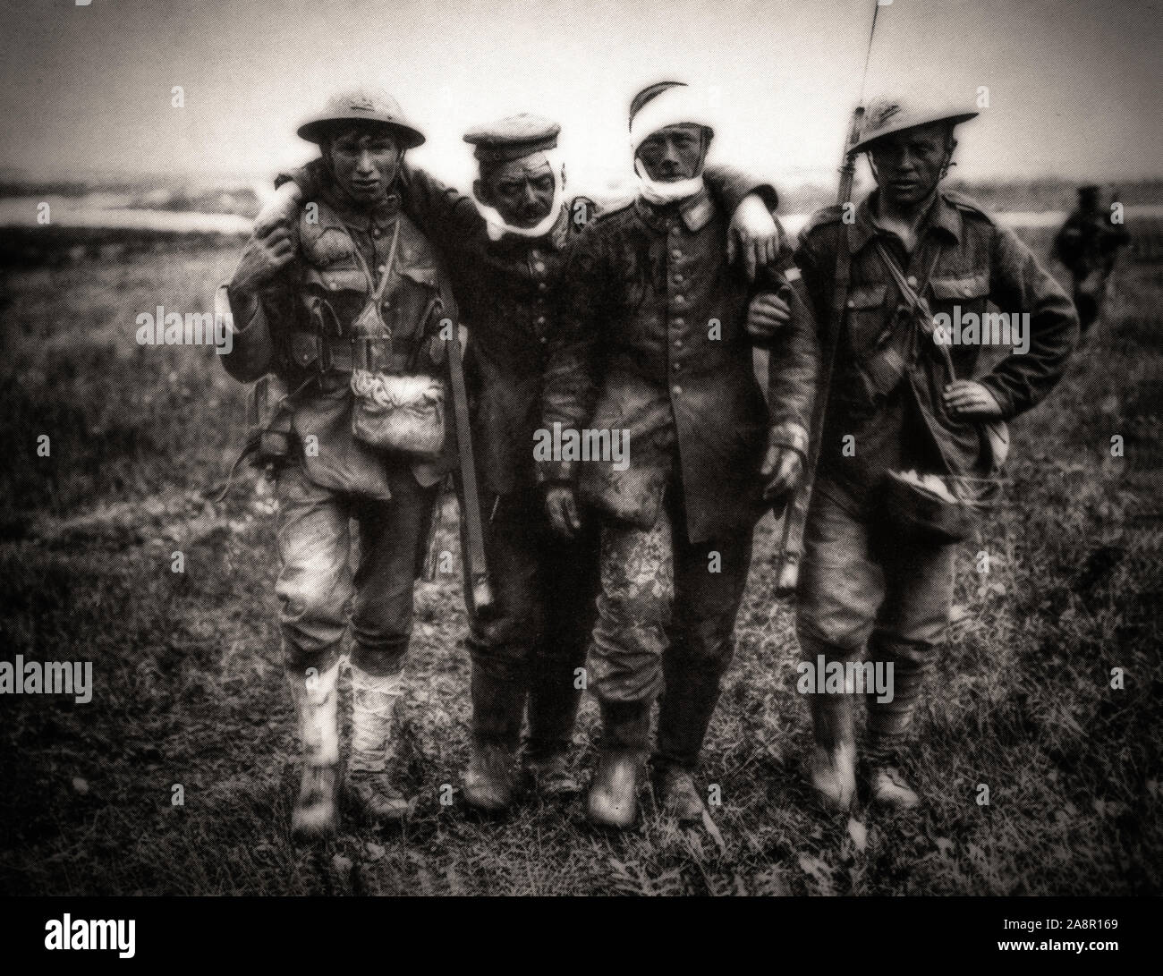 Le truppe britanniche aka tommies, con feriti prigionieri di guerra tedeschi durante la Somme offensivo, combattuta dagli eserciti dell'impero britannico e francese Terza Repubblica contro l'impero tedesco. Esso ha avuto luogo tra il 1 luglio e il 18 novembre 1916 su entrambi i lati della parte superiore del fiume Somme in Francia. Nella battaglia, la più grande battaglia della guerra del fronte occidentale, più di tre milioni di uomini hanno combattuto e un milione di uomini sono stati feriti o uccisi, che la rende una delle più sanguinose battaglie nella storia umana. Foto Stock