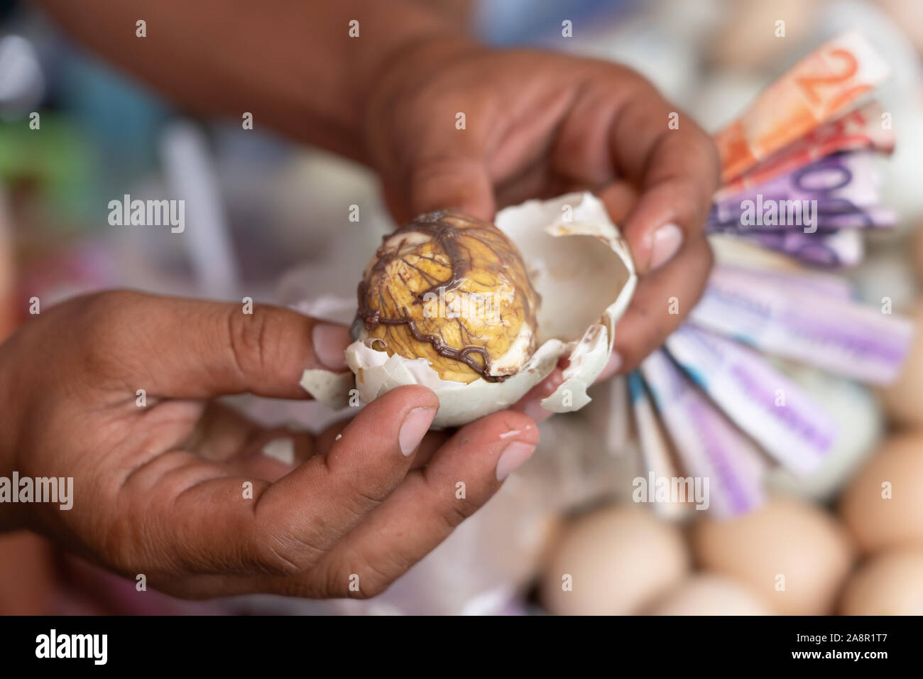 Comune di cibo di strada nelle Filippine noto come Balut,un bollito fertilizzato 16-18 giorni di età embrionale di anatra. La delicatezza è normalmente mangiato caldo con aceto Foto Stock