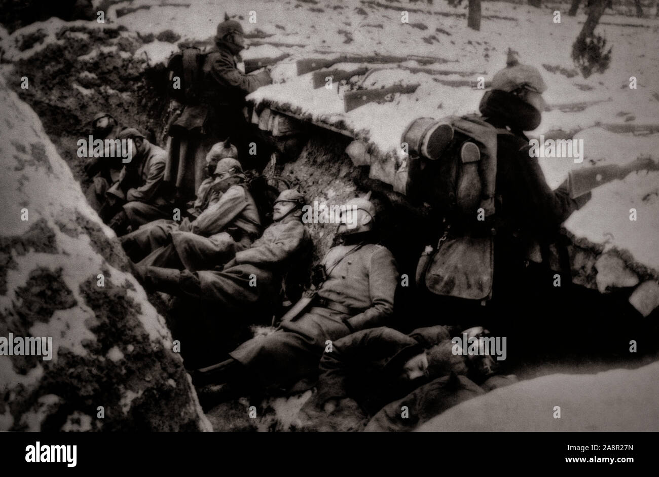 I soldati tedeschi in appoggio, mentre i loro fucili sono pronti per l'azione sopra una trincea nella Prussia orientale durante l'inverno del 1914-15. A fine estate 1914 il russo, tedesco e austriaco eserciti impegnati in intensi scontri dalla Prussia orientale in Galizia. Foto Stock