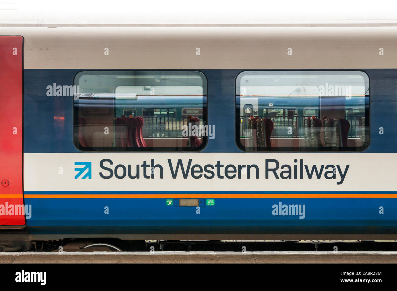 Nome e logo su un South Western convoglio ferroviario trasporto. Foto Stock
