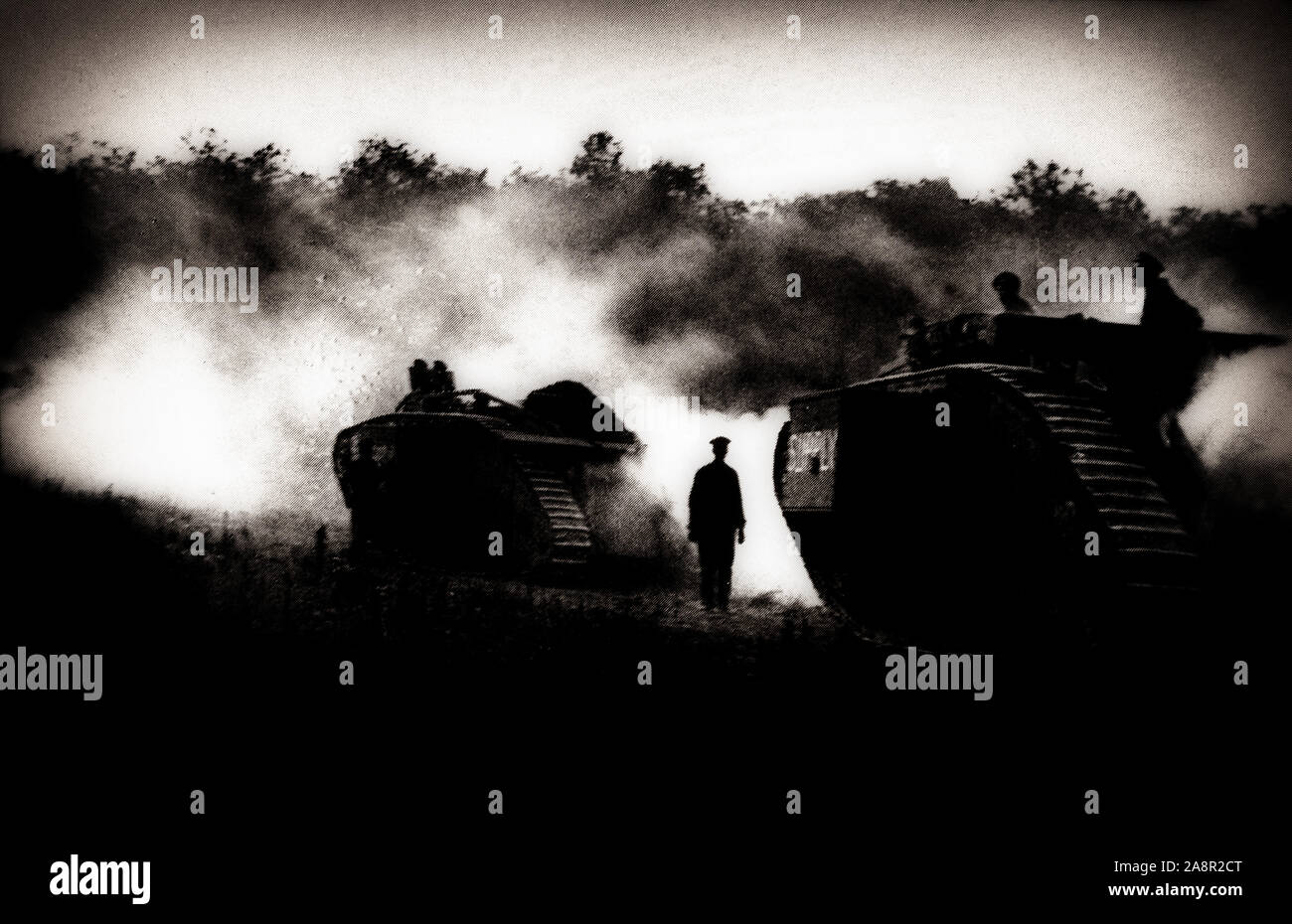 Carri inglesi in azione nei pressi di Amiens in 1917. All'inizio della Prima Guerra Mondiale, Amiens era la base in anticipo per il British forza expeditionary. È stato catturato dall'esercito tedesco il 31 agosto 1914, ma ripreso dal francese il 28 settembre. La prossimità di Amiens al fronte occidentale e la sua importanza come una rotaia mozzo, lo ha reso un britannici vitale centro logistico. Amiens è stato uno degli obiettivi chiave del tedesco offensiva di primavera che è stato lanciato il 27 marzo 1918 come operazione Michael. Foto Stock