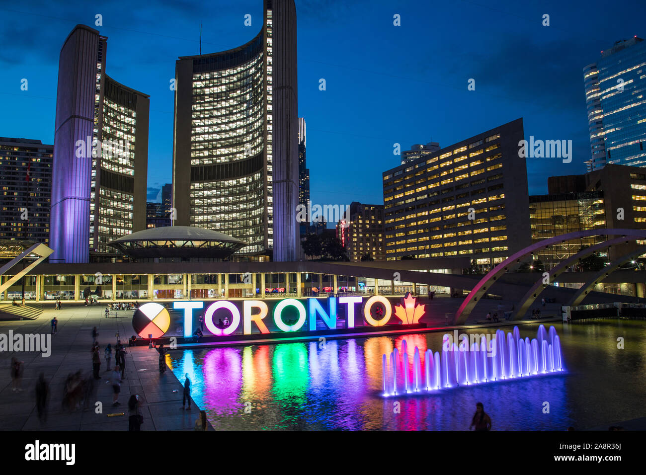 TORONTO, Canada - 17LUGLIO 2019: Il segno di Toronto a Nathan Phillips Square con il Municipio e altre architetture in background. Prese a nig Foto Stock