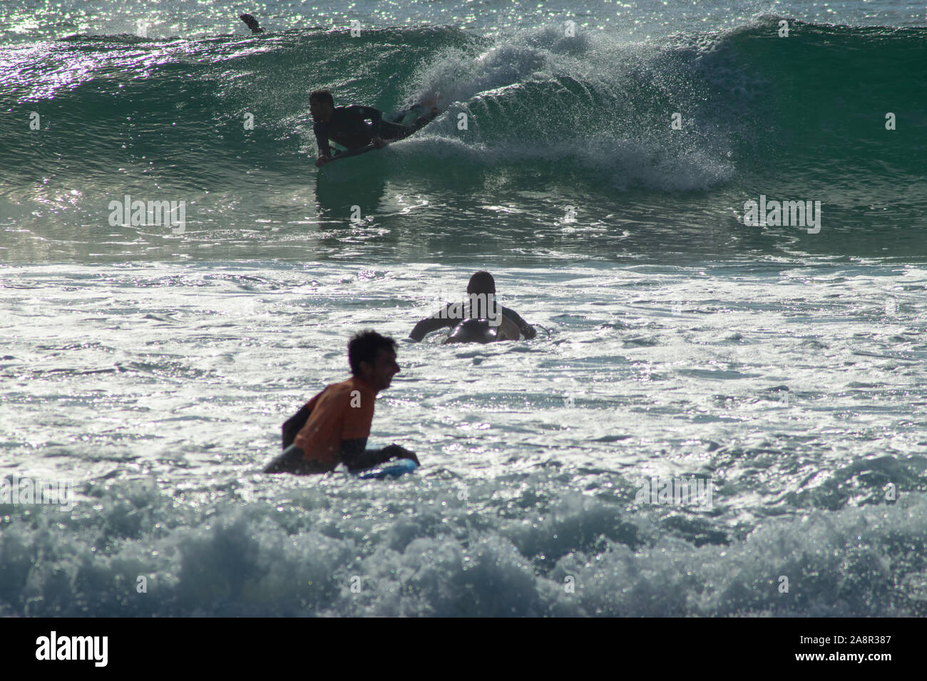 Body boarders a Supertubos - una spiaggia molto popolare tra i surfisti in Peniche Portogallo Foto Stock