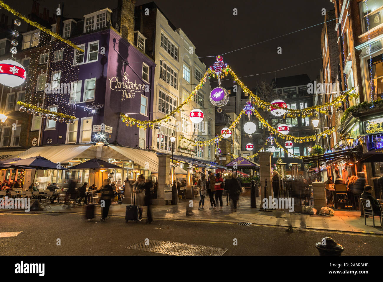 LONDON, Regno Unito - 25 NOVEMBRE 2018: St Christophers luogo a Londra a Natale. Mostra la festosa luci e decorazioni, ristoranti, edifici e Foto Stock