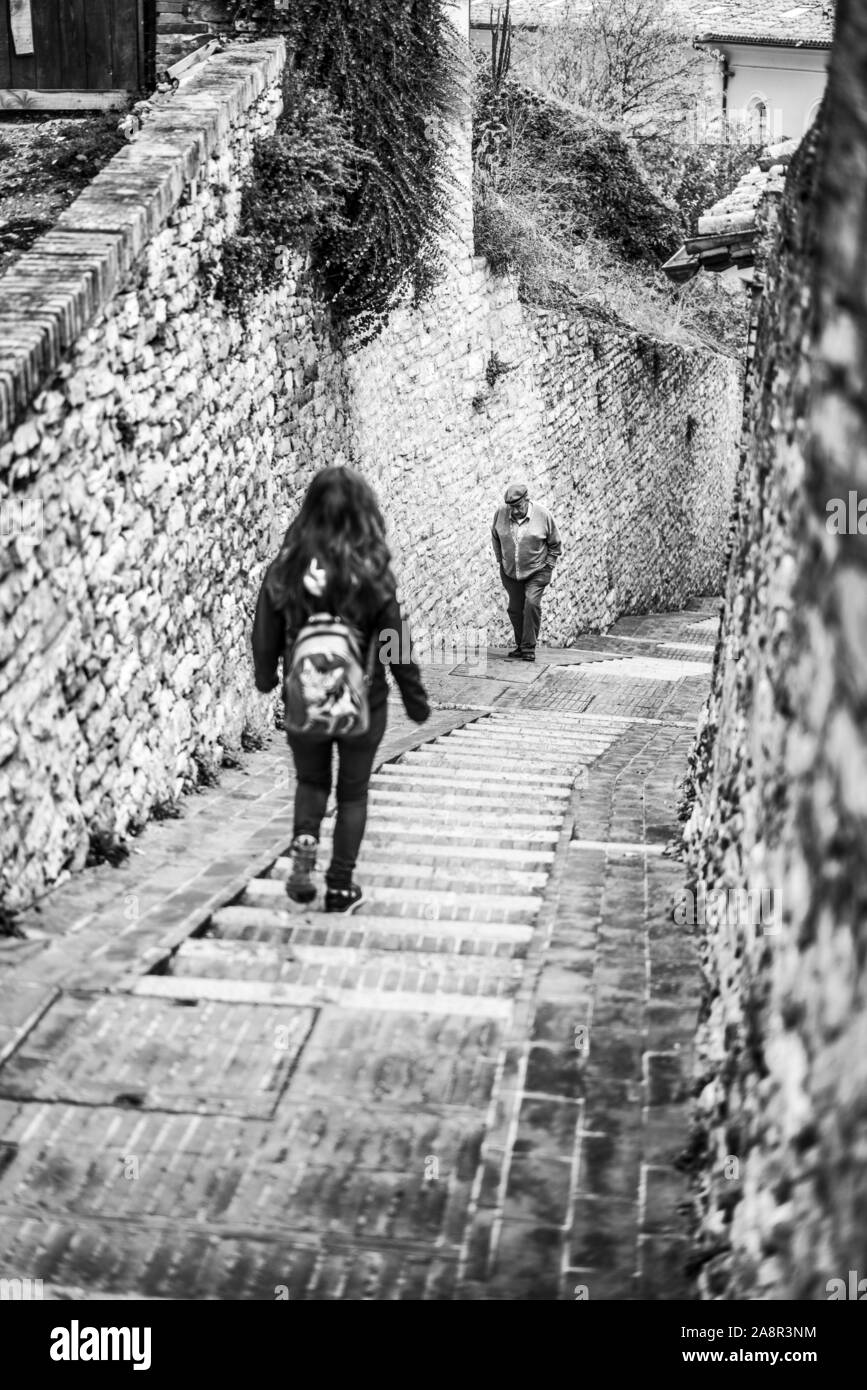 La popolazione locale in strada di Assisi, Umbria, Italia. Foto Stock