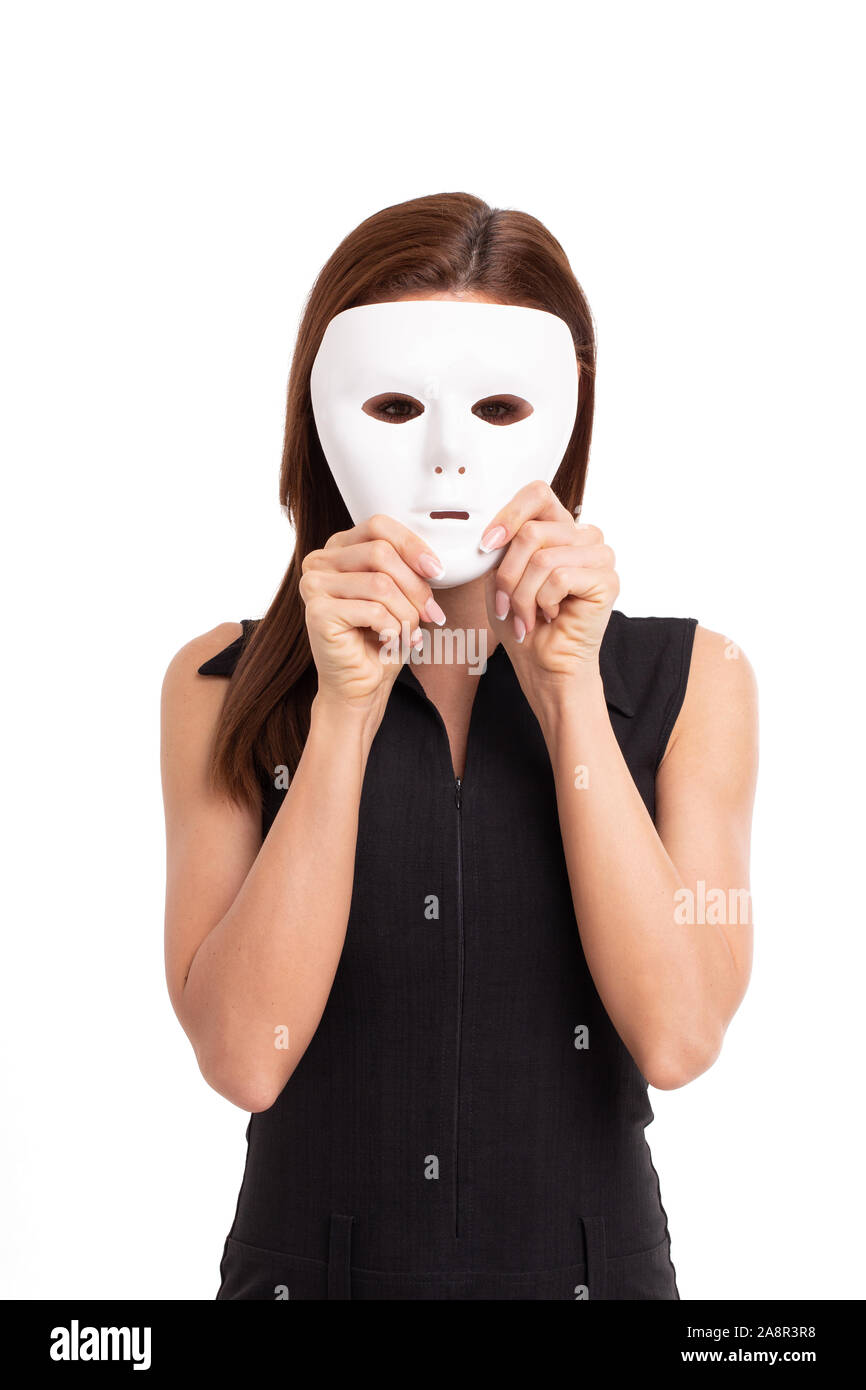 Giovane donna azienda maschera bianca nella parte anteriore del volto ritratto, isolato su bianco Foto Stock