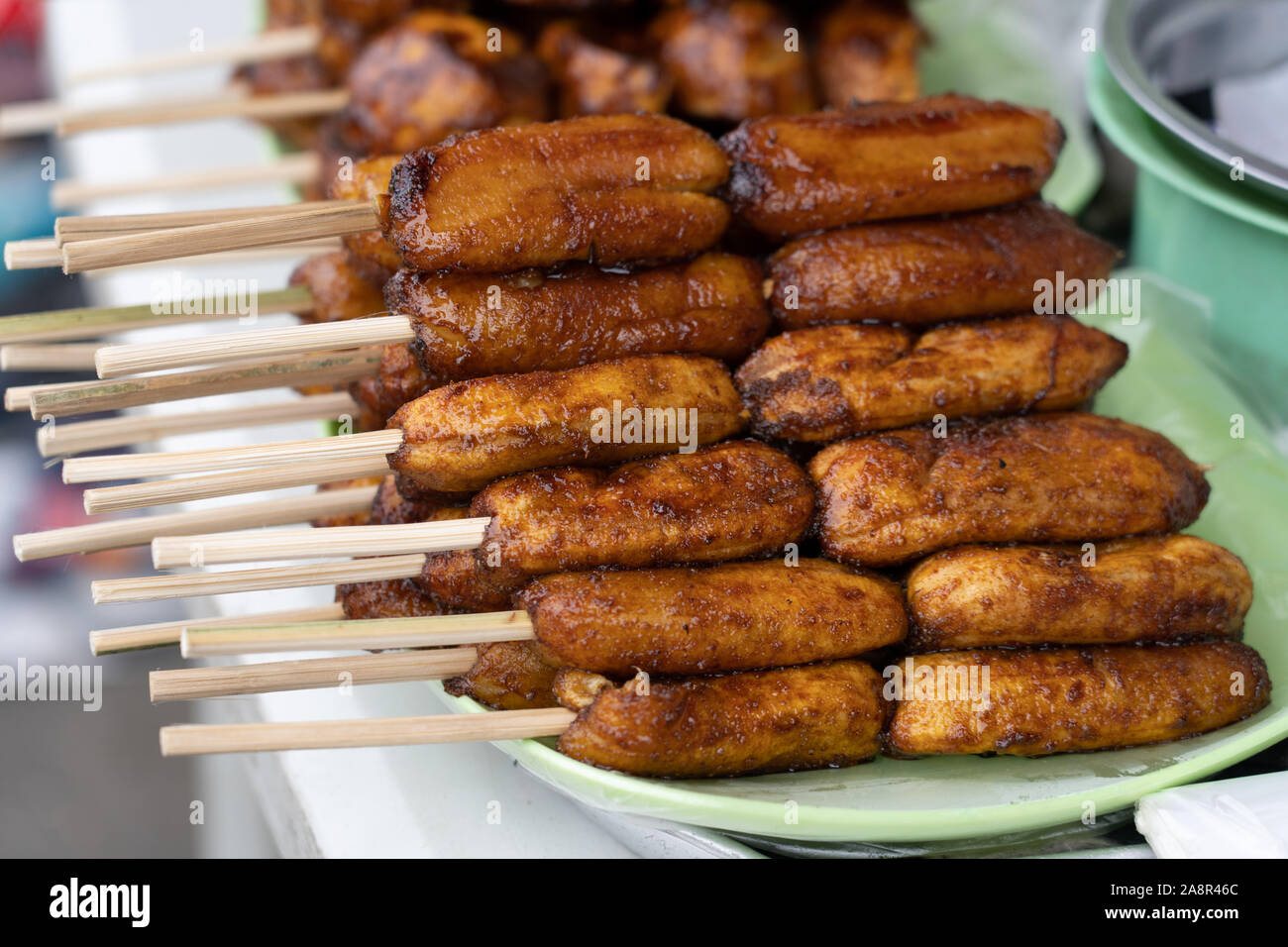 Arrosto di banane zuccherino noto come banana Q,una strada popolare snack alimentare nelle Filippine Foto Stock