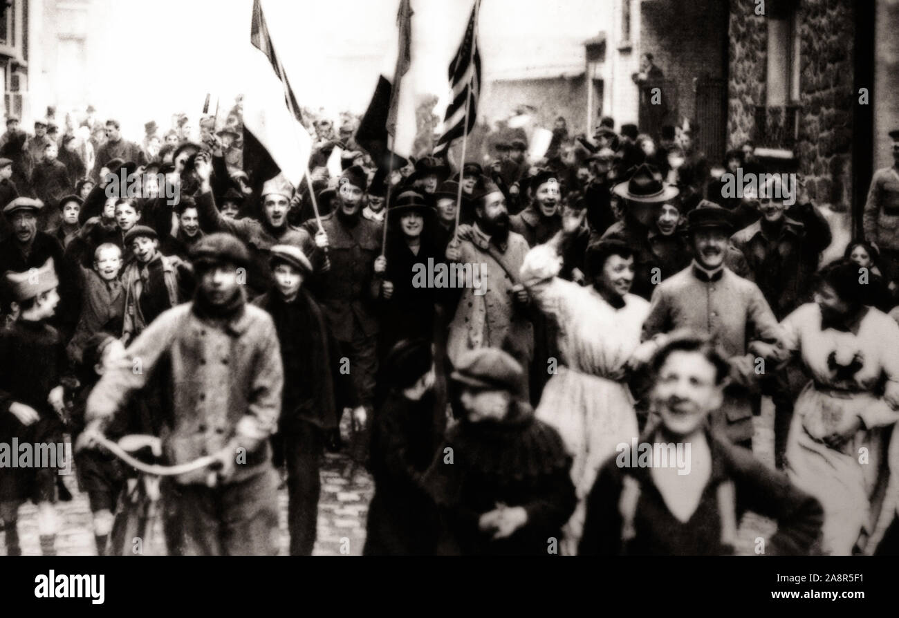 Americani e le truppe francesi lungo con i parigini celebrare l'armistizio per le strade di Parigi. L'armistizio che si è conclusa in combattimenti su terra, mare e aria nella I guerra mondiale tra gli alleati e il loro avversario, in Germania è stato firmato il maresciallo francese Foch ed è entrato in vigore al 11:00 a.m. Tempo di Parigi il 11 novembre 1918. Foto Stock