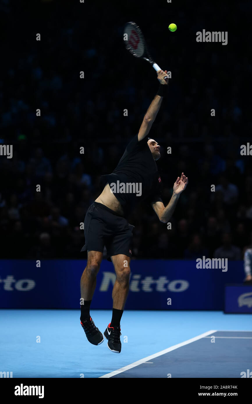 Arena. Londra, Regno Unito. Decimo Nov, 2019. Nitto tennis ATP Finals; Roger Federer (Svizzera) serve a Dominic Thiem (Austria) - Editoriale usare carte di credito: Azione Plus sport/Alamy Live News Foto Stock