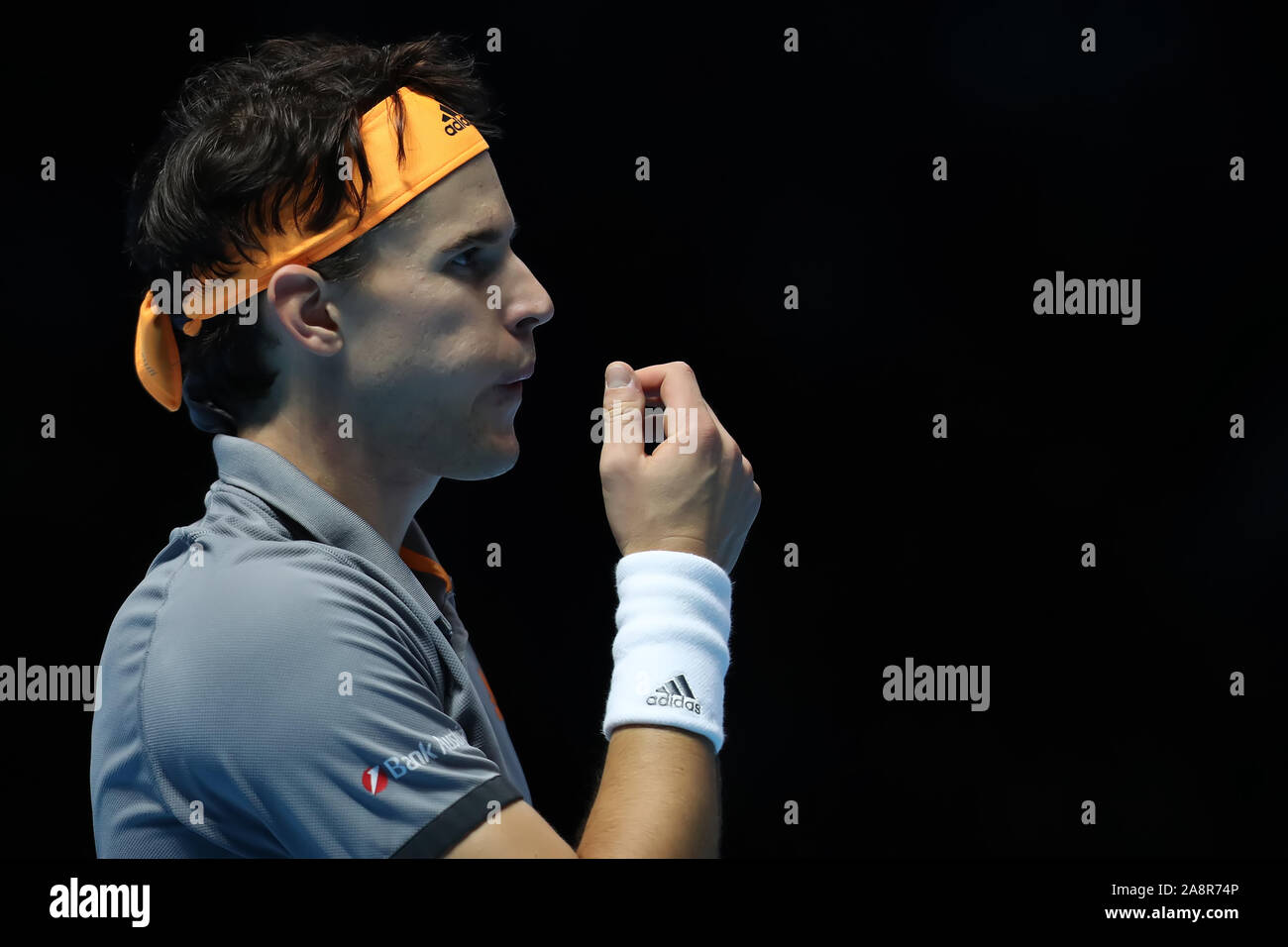 Arena. Londra, Regno Unito. Decimo Nov, 2019. Nitto tennis ATP Finals; Dominic Thiem (Austria) soffia sulle sue dita per asciugarli - Editoriale usare carte di credito: Azione Plus sport/Alamy Live News Foto Stock