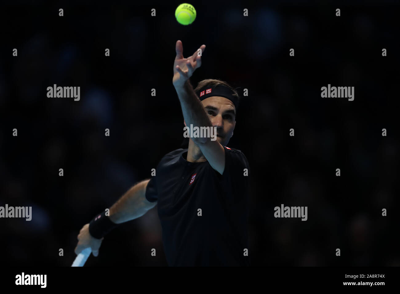 Arena. Londra, Regno Unito. Decimo Nov, 2019. Nitto tennis ATP Finals; Roger Federer (Svizzera) serve a Dominic Thiem (Austria) - Editoriale usare carte di credito: Azione Plus sport/Alamy Live News Foto Stock