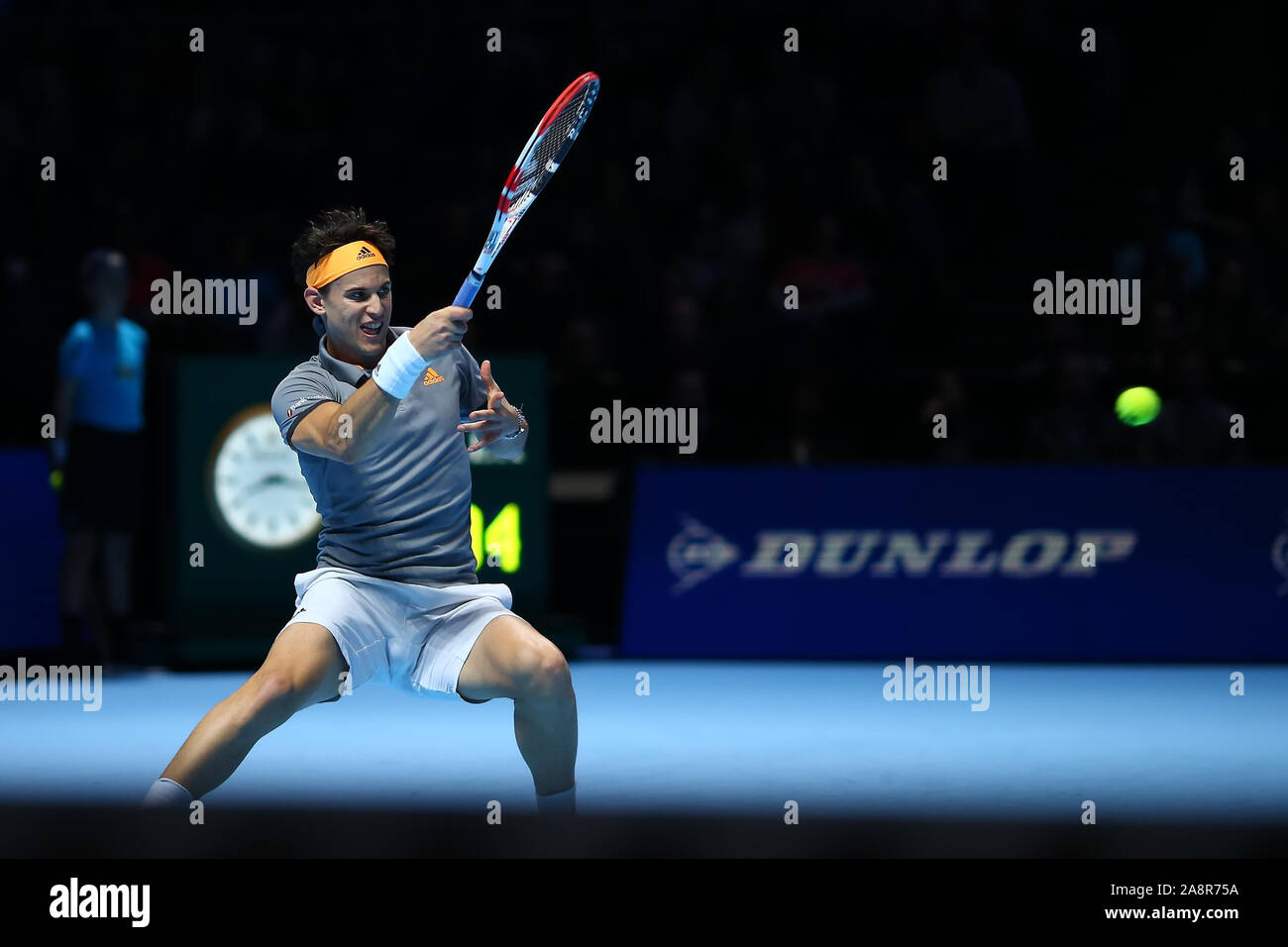 Arena. Londra, Regno Unito. Decimo Nov, 2019. Nitto tennis ATP Finals; Dominic Thiem (Austria) con un ritorno diretti a Roger Federer (Svizzera) - Editoriale usare carte di credito: Azione Plus sport/Alamy Live News Foto Stock