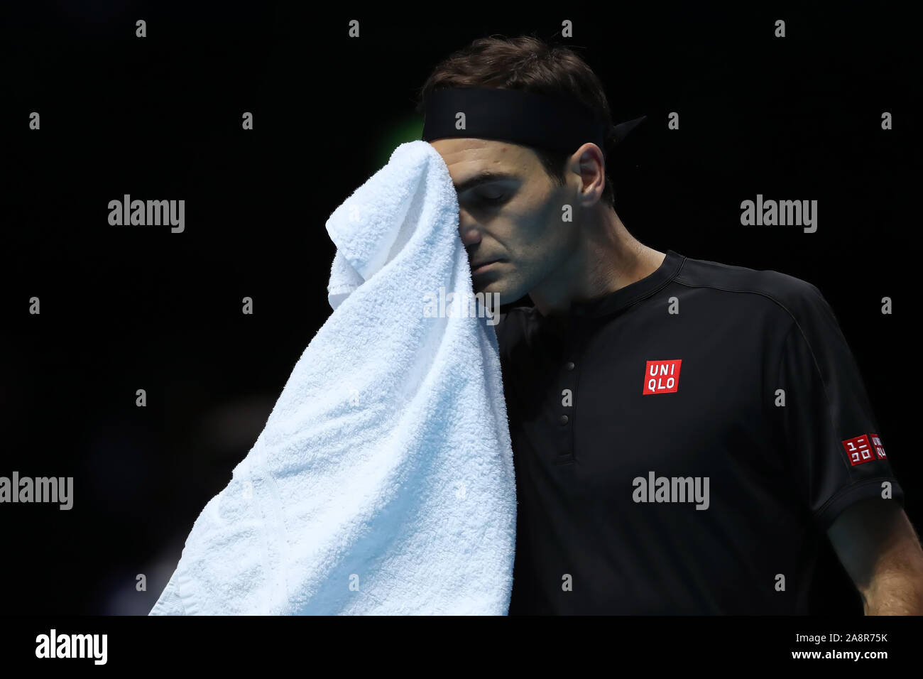 Arena. Londra, Regno Unito. Decimo Nov, 2019. Nitto tennis ATP Finals; Roger Federer (Svizzera) nasconde il suo volto nel suo asciugamano - Editoriale usare carte di credito: Azione Plus sport/Alamy Live News Foto Stock