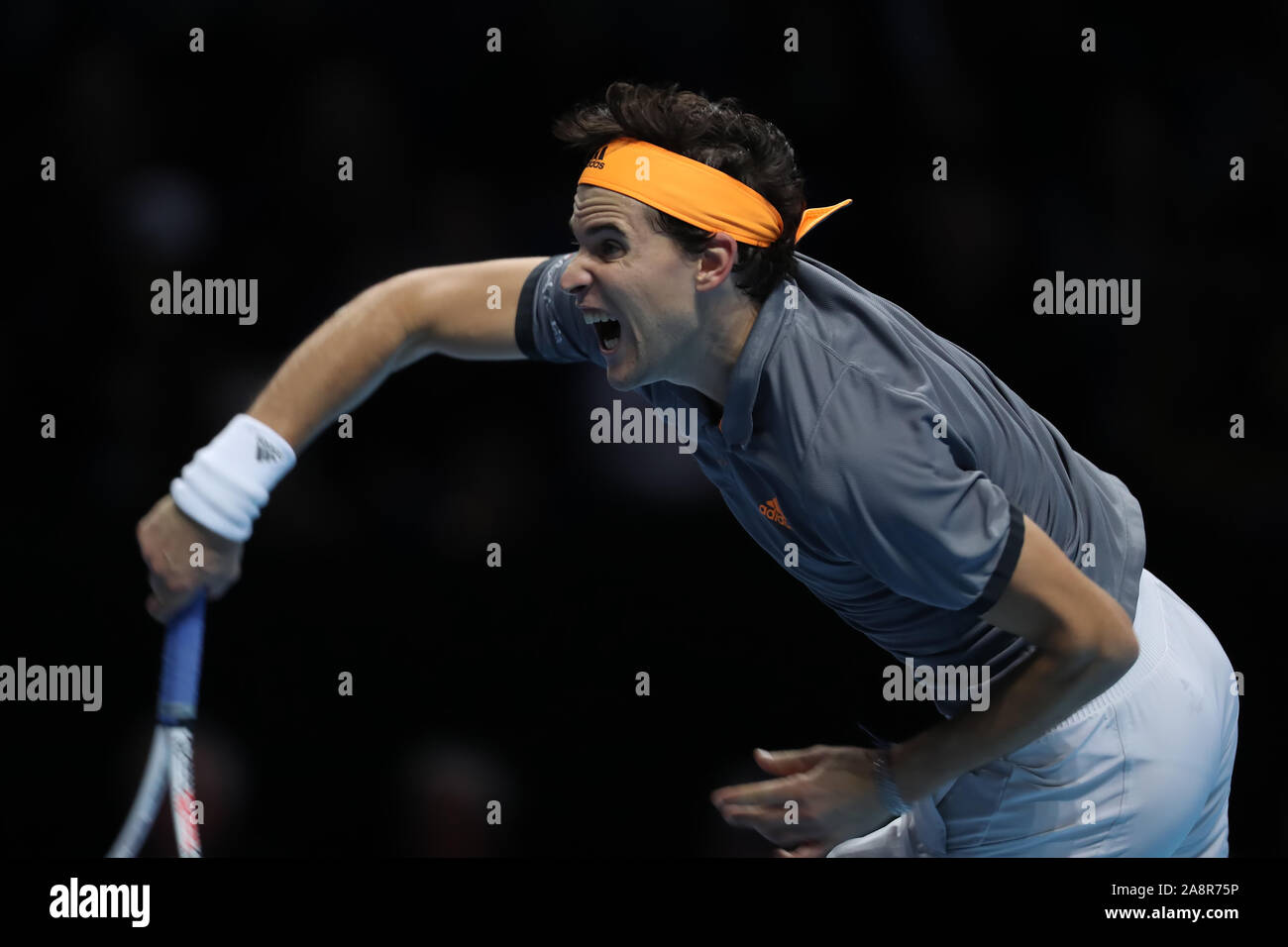 Arena. Londra, Regno Unito. Decimo Nov, 2019. Nitto tennis ATP Finals; Dominic Thiem (Austria) serve a Roger Federer (Svizzera) - Editoriale usare carte di credito: Azione Plus sport/Alamy Live News Foto Stock