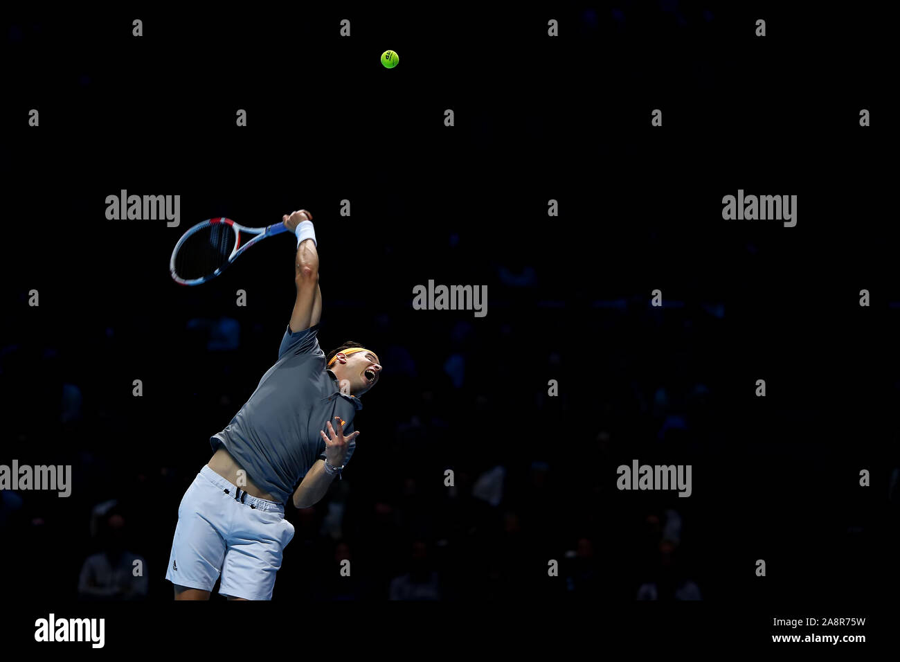 Arena. Londra, Regno Unito. Decimo Nov, 2019. Nitto tennis ATP Finals; Dominic Thiem (Austria) serve a Roger Federer (Svizzera) - Editoriale usare carte di credito: Azione Plus sport/Alamy Live News Foto Stock