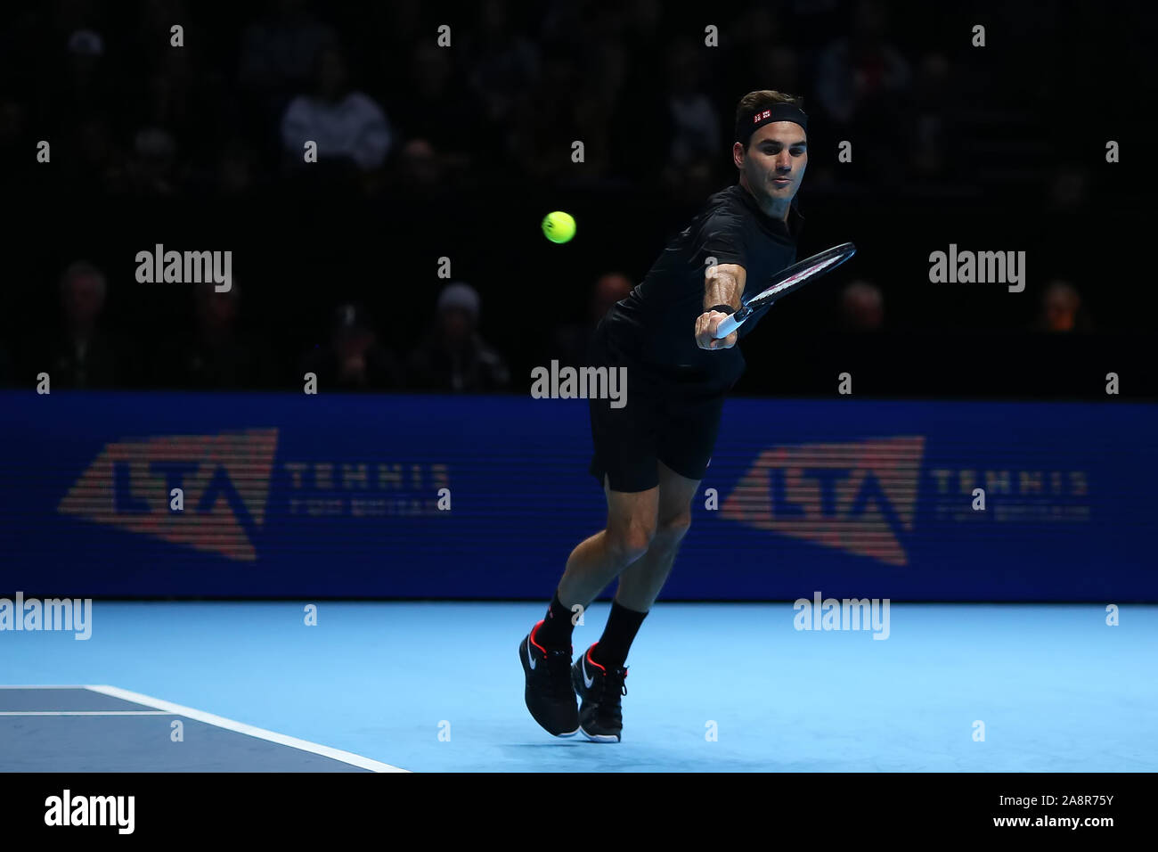 Arena. Londra, Regno Unito. Decimo Nov, 2019. Nitto tennis ATP Finals; Roger Federer (Svizzera) restituisce Dominic Thiem (Austria) servire - Editoriale usare carte di credito: Azione Plus sport/Alamy Live News Foto Stock