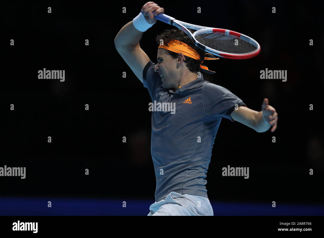 Arena. Londra, Regno Unito. Decimo Nov, 2019. Nitto tennis ATP Finals; Dominic Thiem (Austria) con un ritorno diretti a Roger Federer (Svizzera) - Editoriale usare carte di credito: Azione Plus sport/Alamy Live News Foto Stock