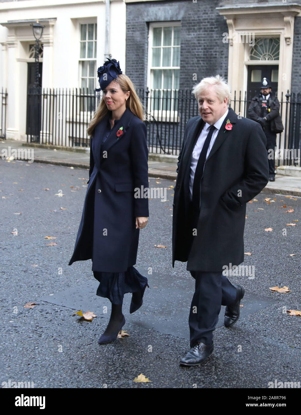 Londra, Regno Unito. Decimo Nov, 2019. Il primo ministro Boris Johnson e il partner Carrie Symonds lasciano il numero 10 di Downing Street sulla strada per il Ricordo domenica cerimonia presso il cenotafio in Whitehall. Ricordo Domenica, Londra, il 10 novembre 2019. Credito: Paolo Marriott/Alamy Live News Foto Stock
