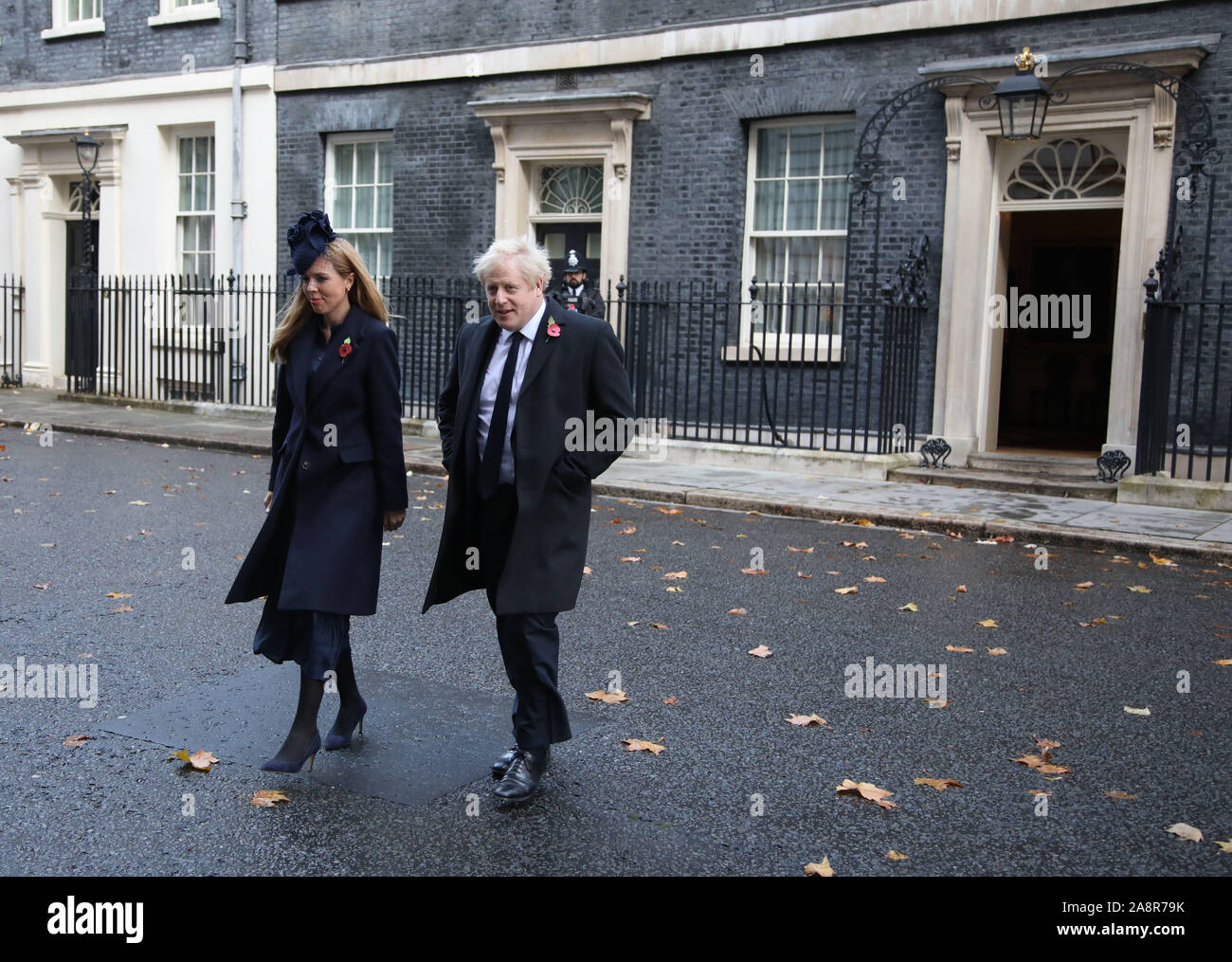 Londra, Regno Unito. Decimo Nov, 2019. Il primo ministro Boris Johnson e il partner Carrie Symonds lasciano il numero 10 di Downing Street sulla strada per il Ricordo domenica cerimonia presso il cenotafio in Whitehall. Ricordo Domenica, Londra, il 10 novembre 2019. Credito: Paolo Marriott/Alamy Live News Foto Stock