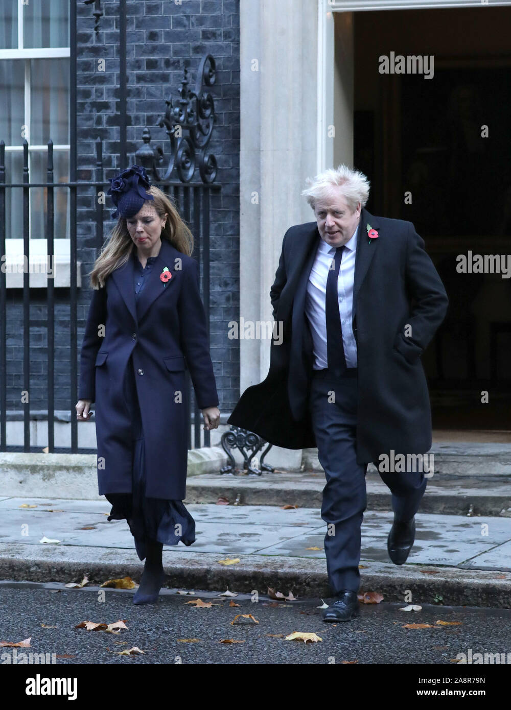 Londra, Regno Unito. Decimo Nov, 2019. Il primo ministro Boris Johnson e il partner Carrie Symonds lasciano il numero 10 di Downing Street sulla strada per il Ricordo domenica cerimonia presso il cenotafio in Whitehall. Ricordo Domenica, Londra, il 10 novembre 2019. Credito: Paolo Marriott/Alamy Live News Foto Stock