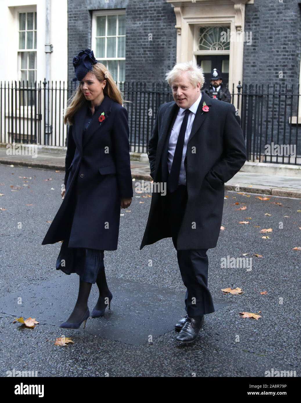 Londra, Regno Unito. Decimo Nov, 2019. Il primo ministro Boris Johnson e il partner Carrie Symonds lasciano il numero 10 di Downing Street sulla strada per il Ricordo domenica cerimonia presso il cenotafio in Whitehall. Ricordo Domenica, Londra, il 10 novembre 2019. Credito: Paolo Marriott/Alamy Live News Foto Stock