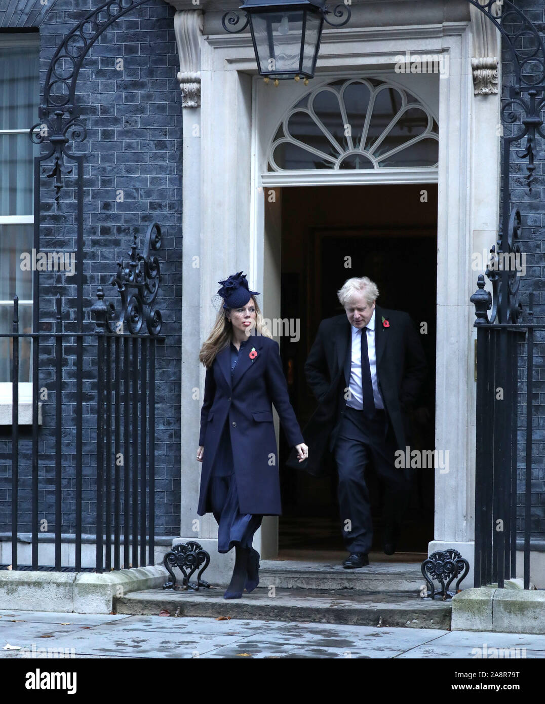 Londra, Regno Unito. Decimo Nov, 2019. Il primo ministro Boris Johnson e il partner Carrie Symonds lasciano il numero 10 di Downing Street sulla strada per il Ricordo domenica cerimonia presso il cenotafio in Whitehall. Ricordo Domenica, Londra, il 10 novembre 2019. Credito: Paolo Marriott/Alamy Live News Foto Stock