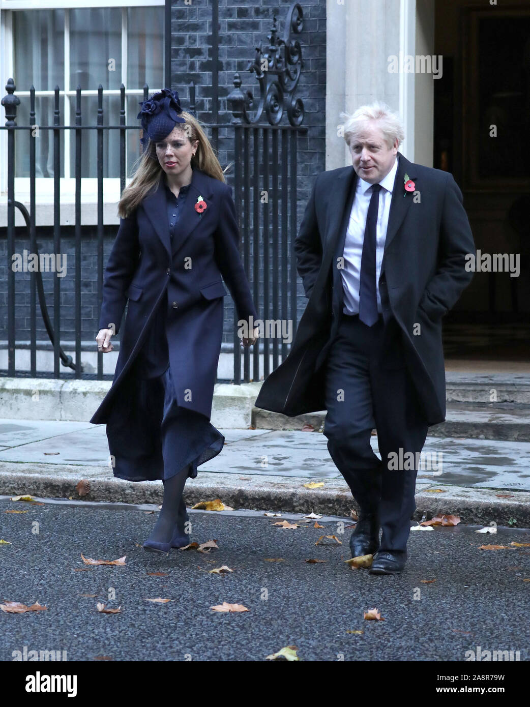 Londra, Regno Unito. Decimo Nov, 2019. Il primo ministro Boris Johnson e il partner Carrie Symonds lasciano il numero 10 di Downing Street sulla strada per il Ricordo domenica cerimonia presso il cenotafio in Whitehall. Ricordo Domenica, Londra, il 10 novembre 2019. Credito: Paolo Marriott/Alamy Live News Foto Stock