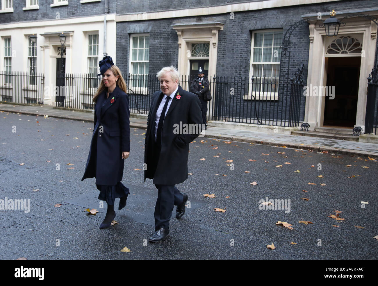 Londra, Regno Unito. Decimo Nov, 2019. Il primo ministro Boris Johnson e il partner Carrie Symonds lasciano il numero 10 di Downing Street sulla strada per il Ricordo domenica cerimonia presso il cenotafio in Whitehall. Ricordo Domenica, Londra, il 10 novembre 2019. Credito: Paolo Marriott/Alamy Live News Foto Stock