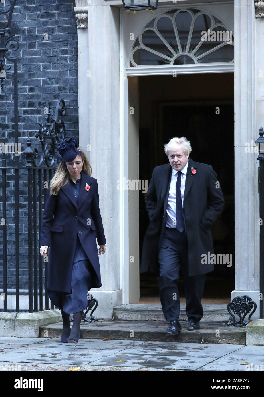 Londra, Regno Unito. Decimo Nov, 2019. Il primo ministro Boris Johnson e il partner Carrie Symonds lasciano il numero 10 di Downing Street sulla strada per il Ricordo domenica cerimonia presso il cenotafio in Whitehall. Ricordo Domenica, Londra, il 10 novembre 2019. Credito: Paolo Marriott/Alamy Live News Foto Stock