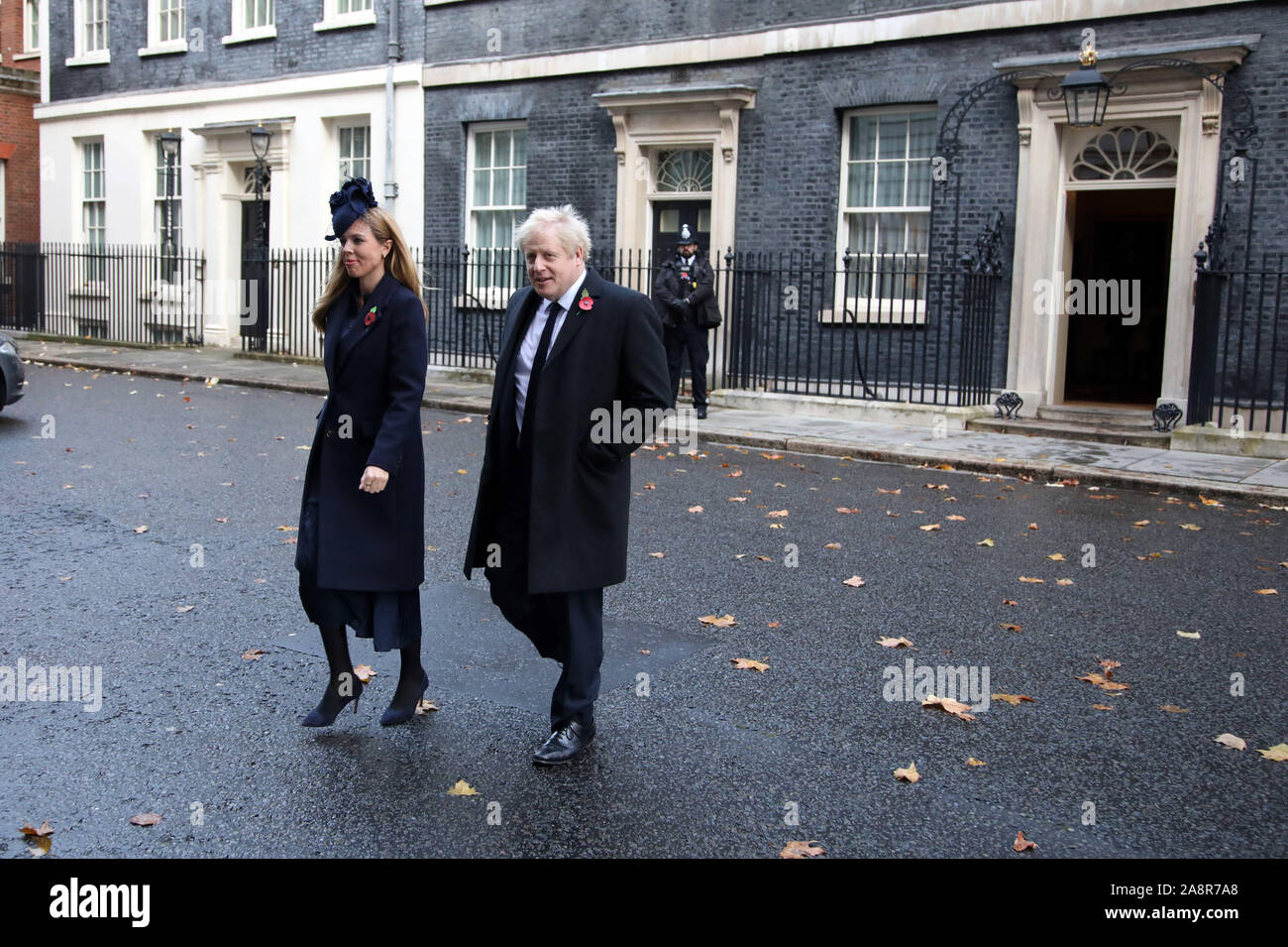 Londra, Regno Unito. Decimo Nov, 2019. Il primo ministro Boris Johnson e il partner Carrie Symonds lasciano il numero 10 di Downing Street sulla strada per il Ricordo domenica cerimonia presso il cenotafio in Whitehall. Ricordo Domenica, Londra, il 10 novembre 2019. Credito: Paolo Marriott/Alamy Live News Foto Stock