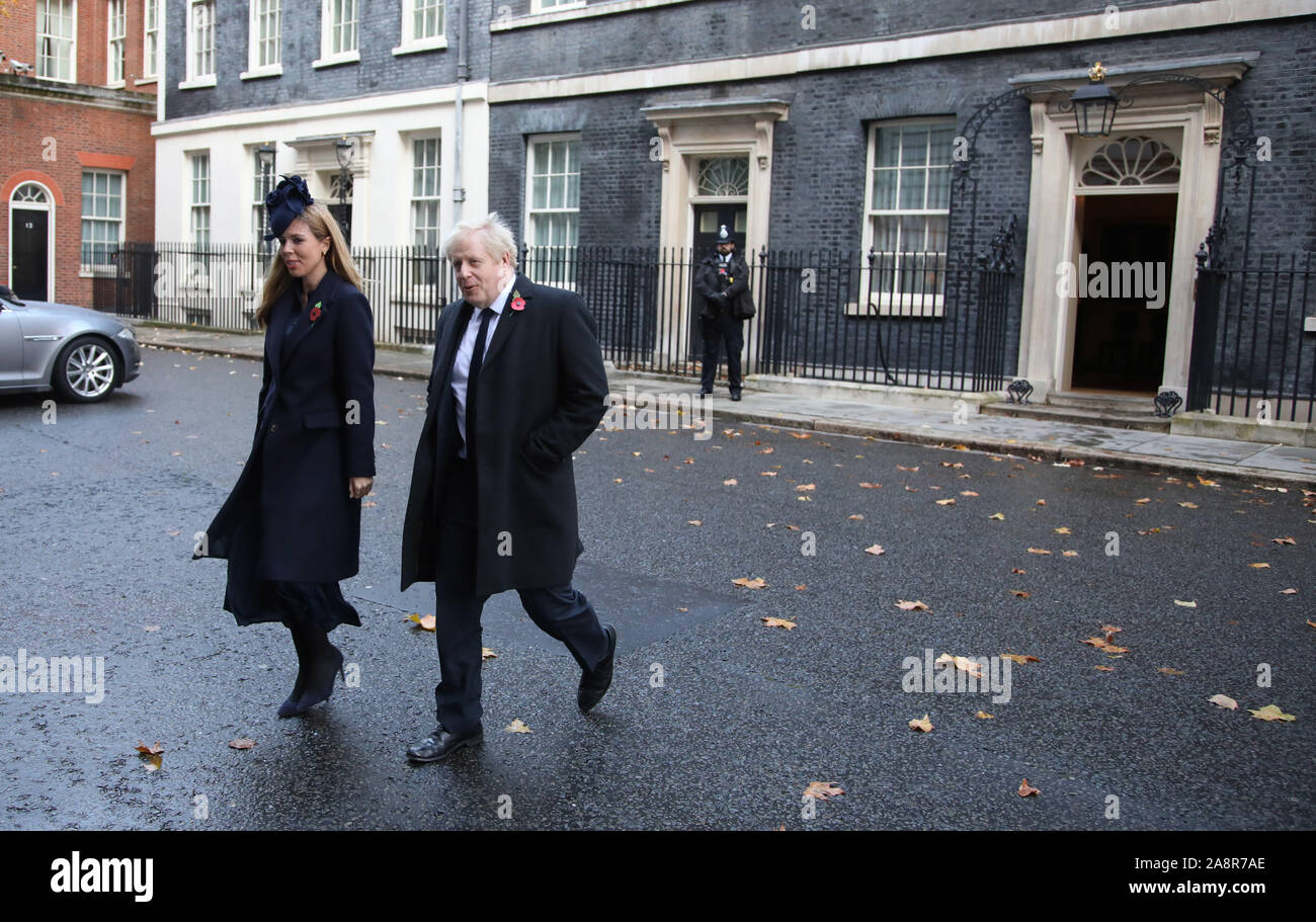 Londra, Regno Unito. Decimo Nov, 2019. Il primo ministro Boris Johnson e il partner Carrie Symonds lasciano il numero 10 di Downing Street sulla strada per il Ricordo domenica cerimonia presso il cenotafio in Whitehall. Ricordo Domenica, Londra, il 10 novembre 2019. Credito: Paolo Marriott/Alamy Live News Foto Stock