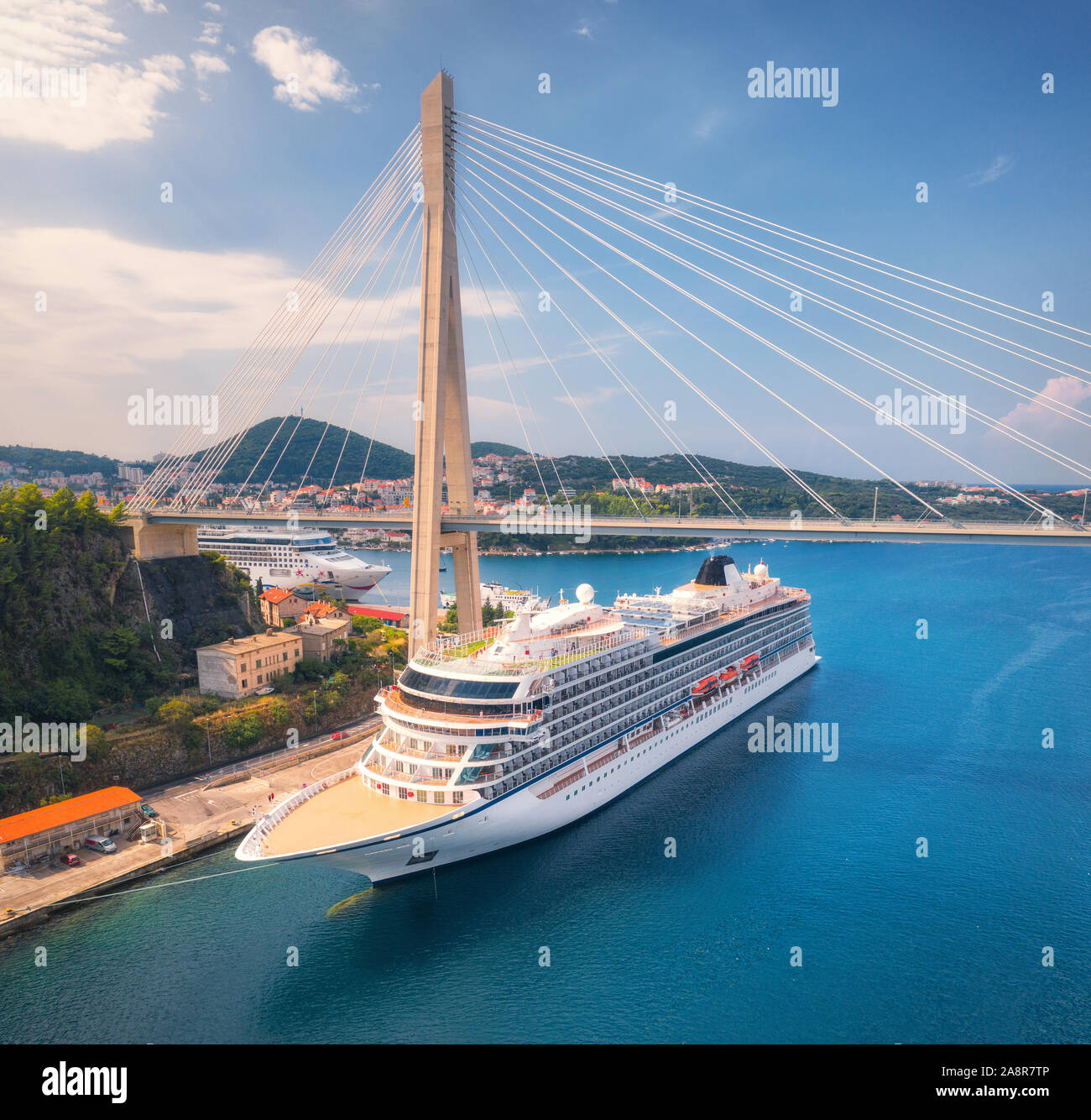 Vista aerea della nave da crociera e il bellissimo ponte di Dubrovnik Foto Stock