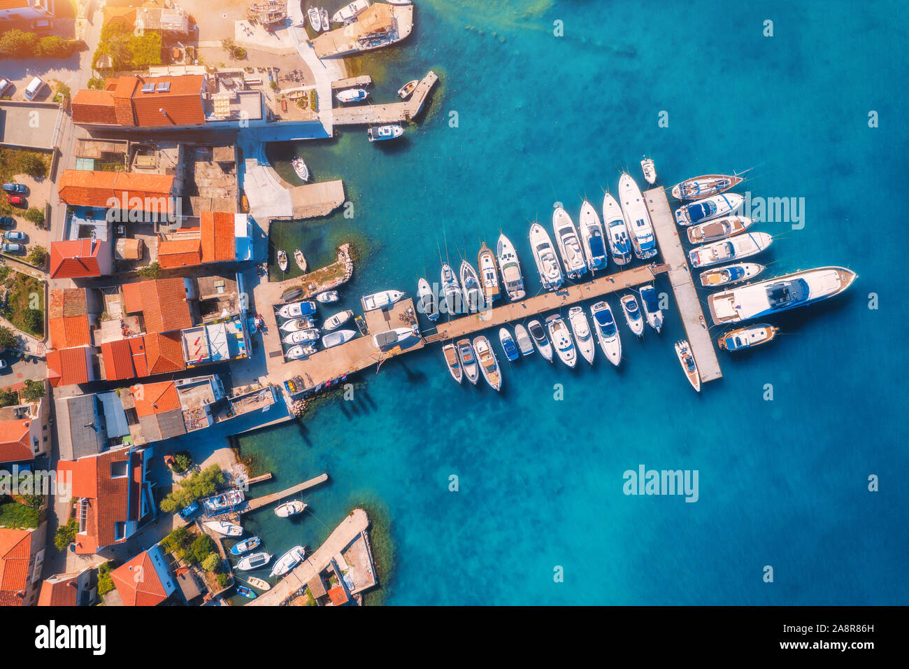 Vista aerea di barche e yacht in porto nella città vecchia al tramonto Foto Stock