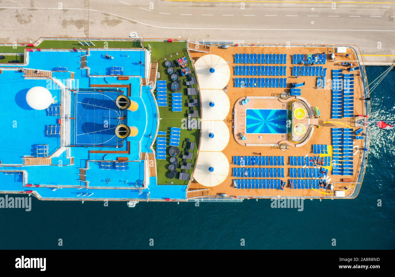 Vista aerea della piscina, lettini e ombrelloni su una nave da crociera Foto Stock
