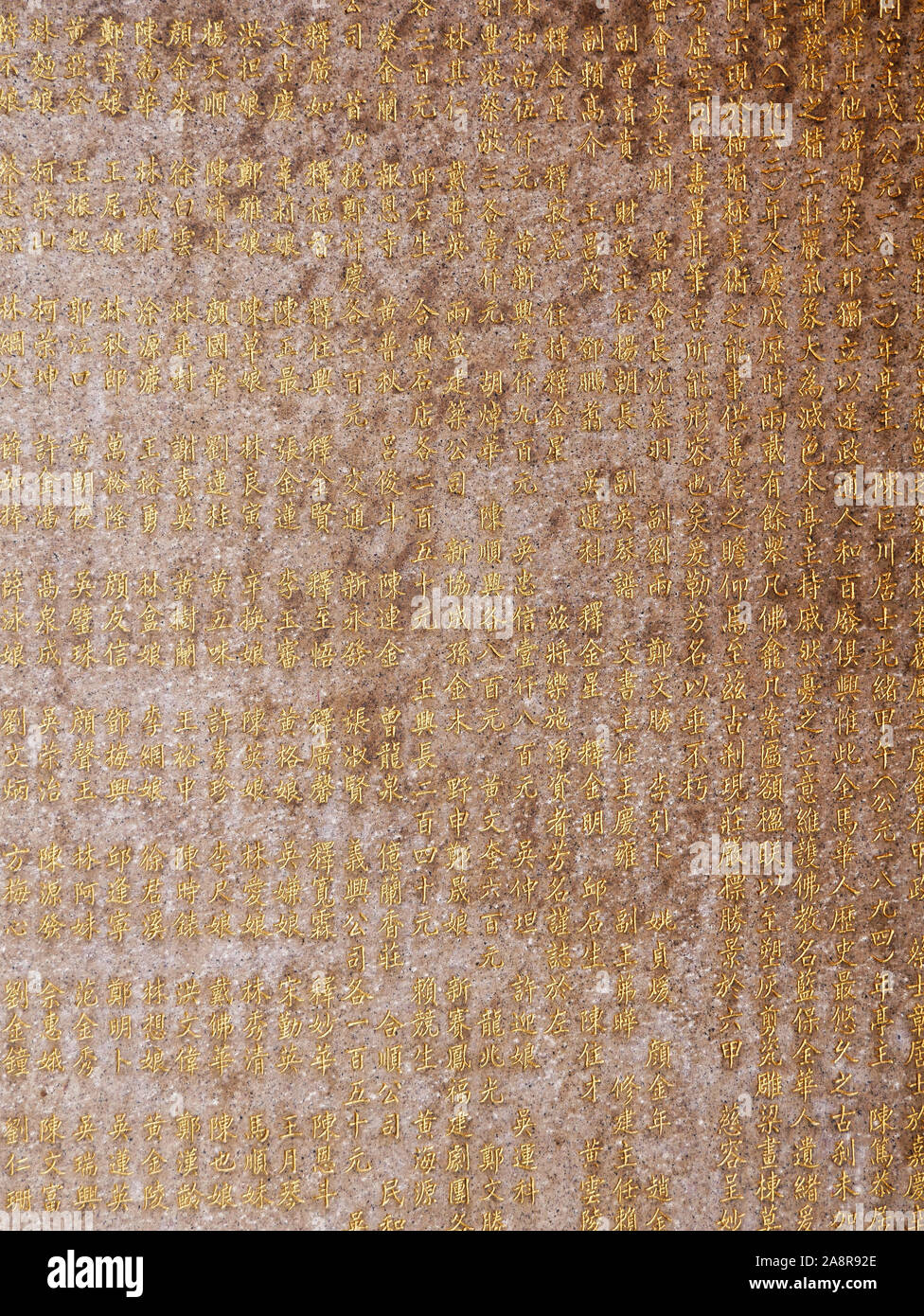 Caratteri cinesi in oro su un memoriale di iscrizione. Foto Stock
