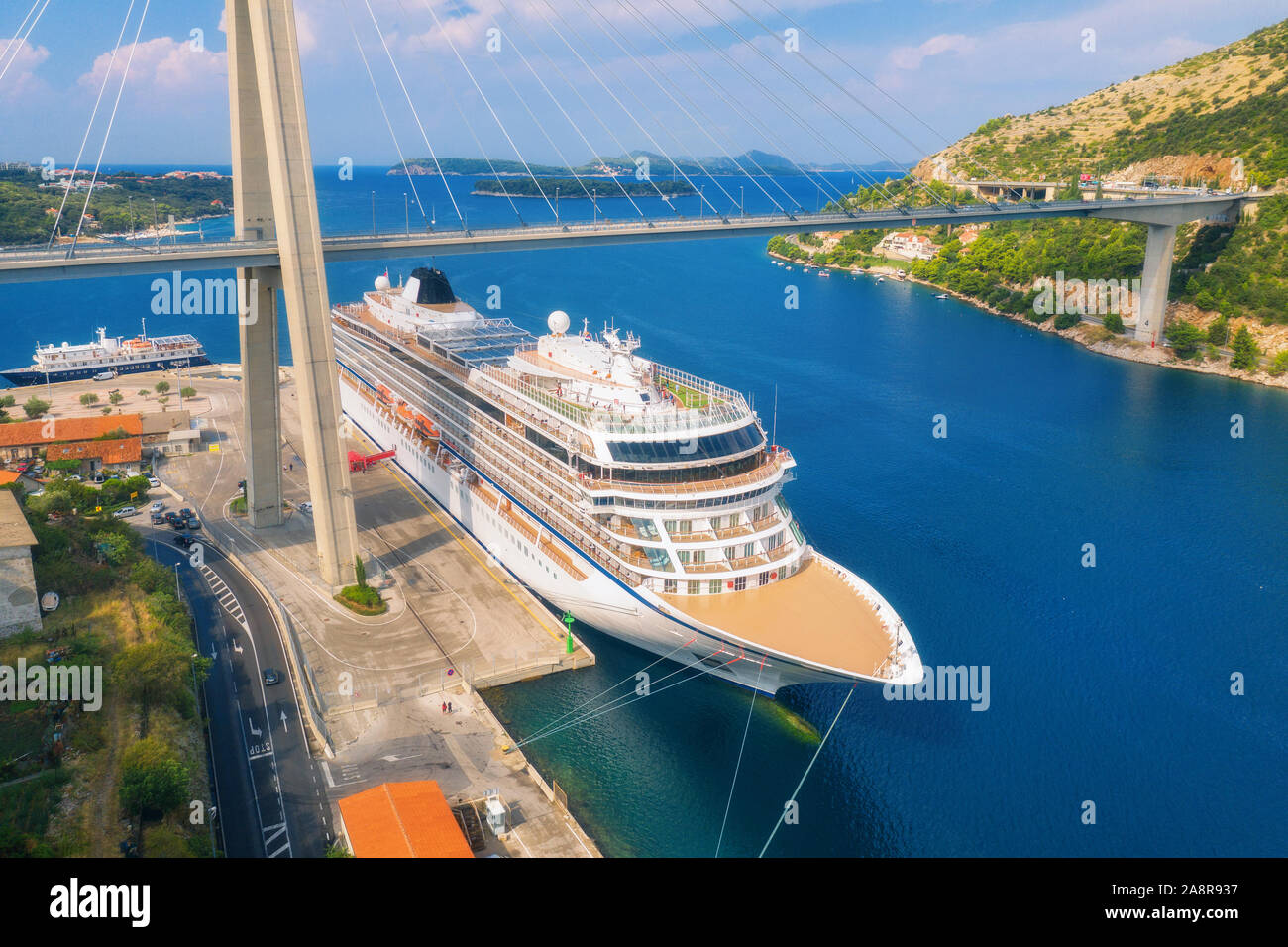 Vista aerea della nave da crociera e il bellissimo ponte di Dubrovnik Foto Stock