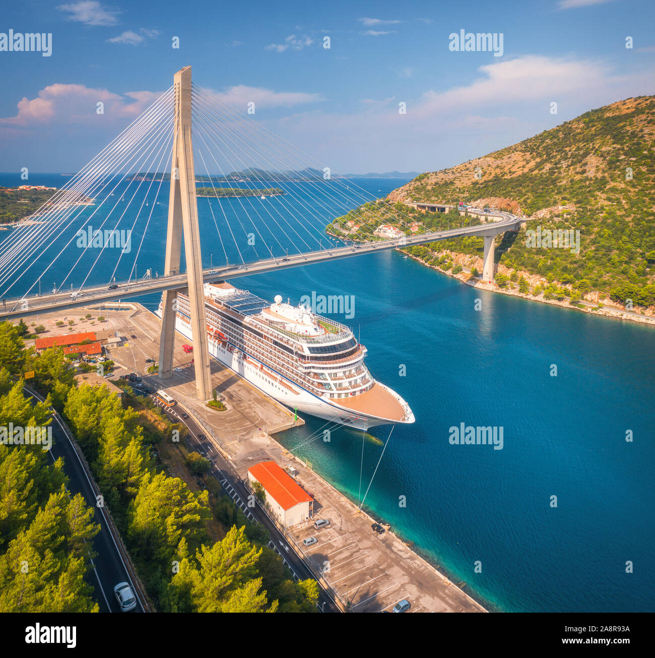 Vista aerea della nave da crociera e il bellissimo ponte di Dubrovnik Foto Stock