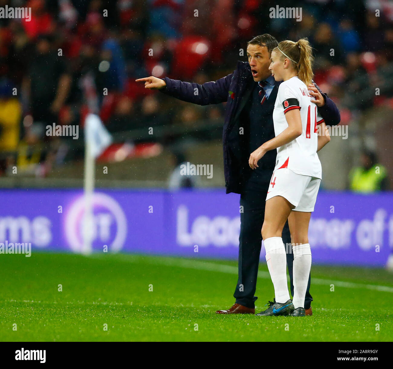 Londra, Inghilterra. Novembre 09: L-R Phil Nevill manager dell'Inghilterra donna con parole di Lia Williamson di Inghilterra donne durante la donna Internationa Foto Stock